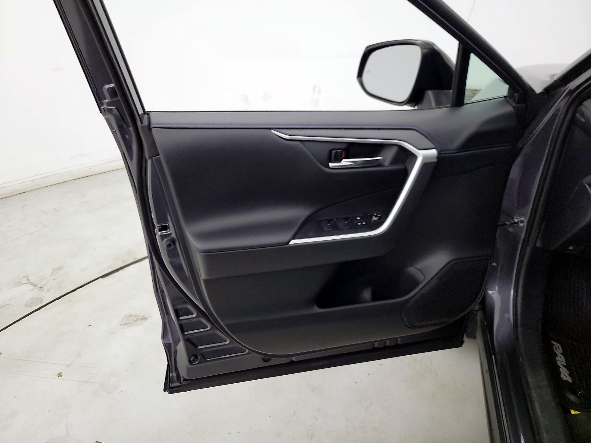 Thumbnail: 2020 Toyota RAV4 - 12