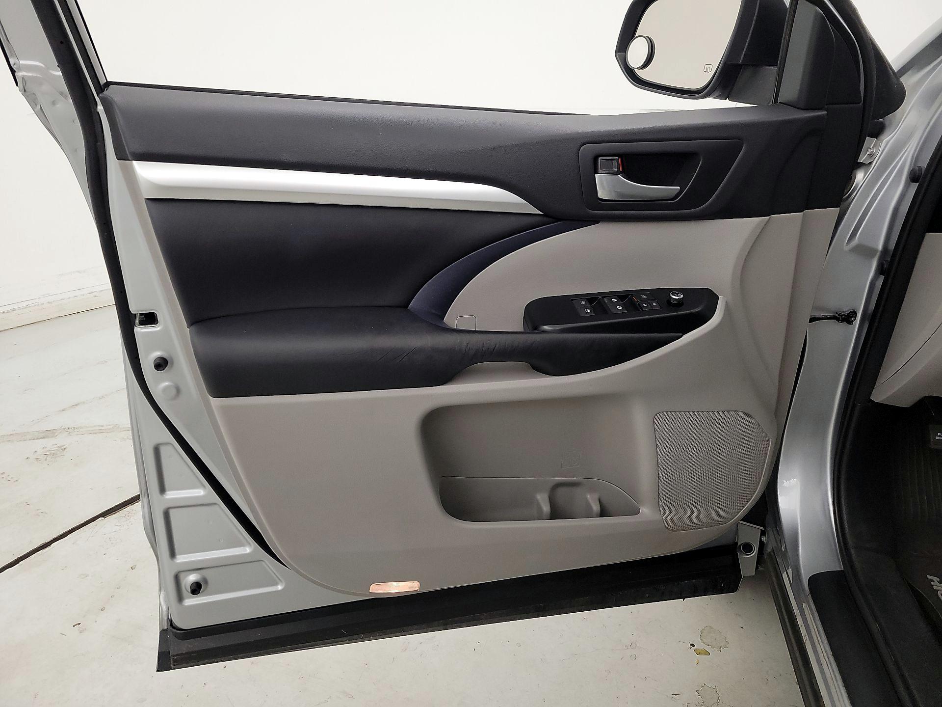 Thumbnail: 2016 Toyota Highlander - 12