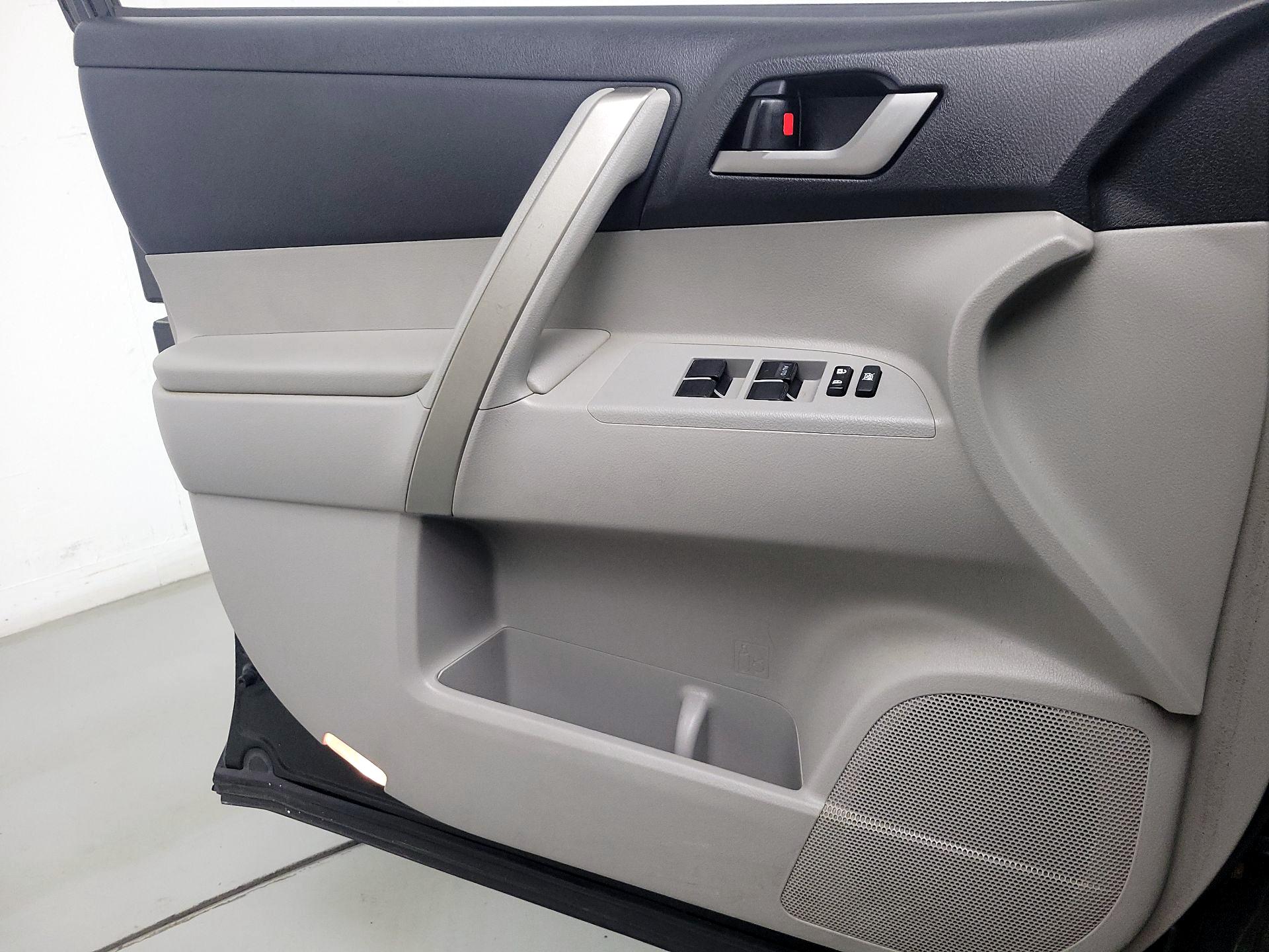 Thumbnail: 2013 Toyota Highlander - 12