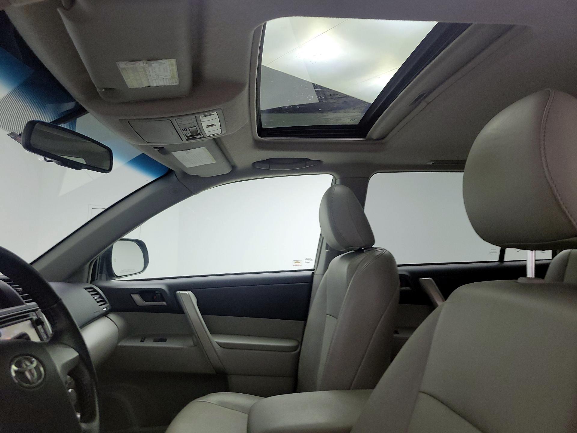 Thumbnail: 2013 Toyota Highlander - 19