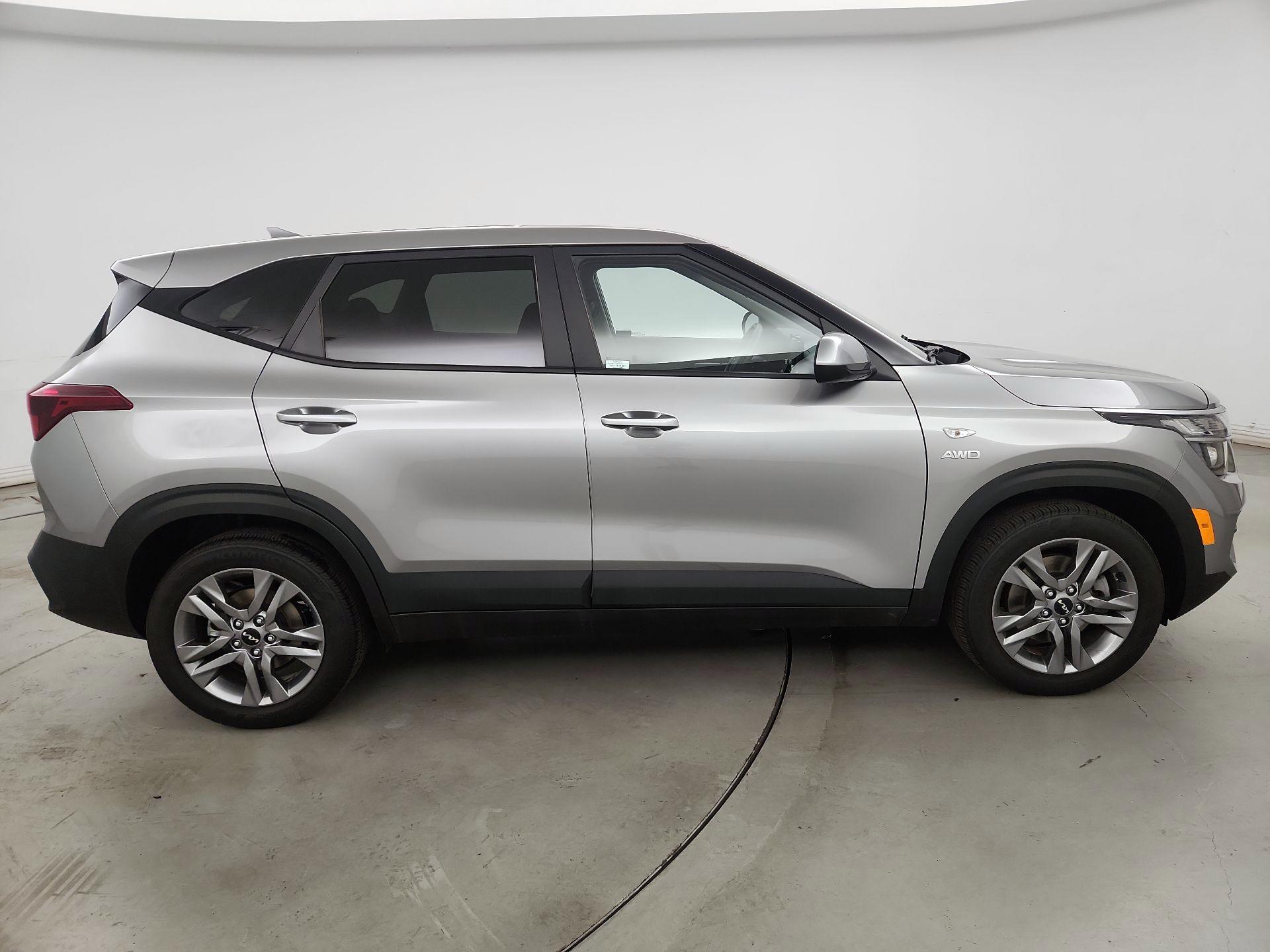 Thumbnail: 2023 Kia Seltos - 4