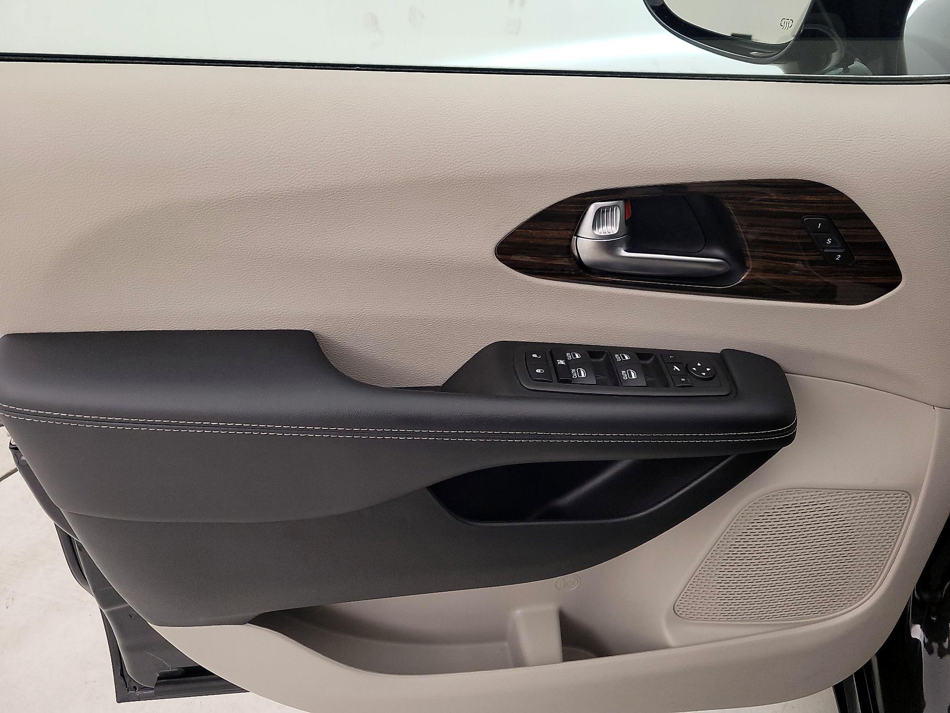 Thumbnail: 2023 Chrysler Pacifica - 12