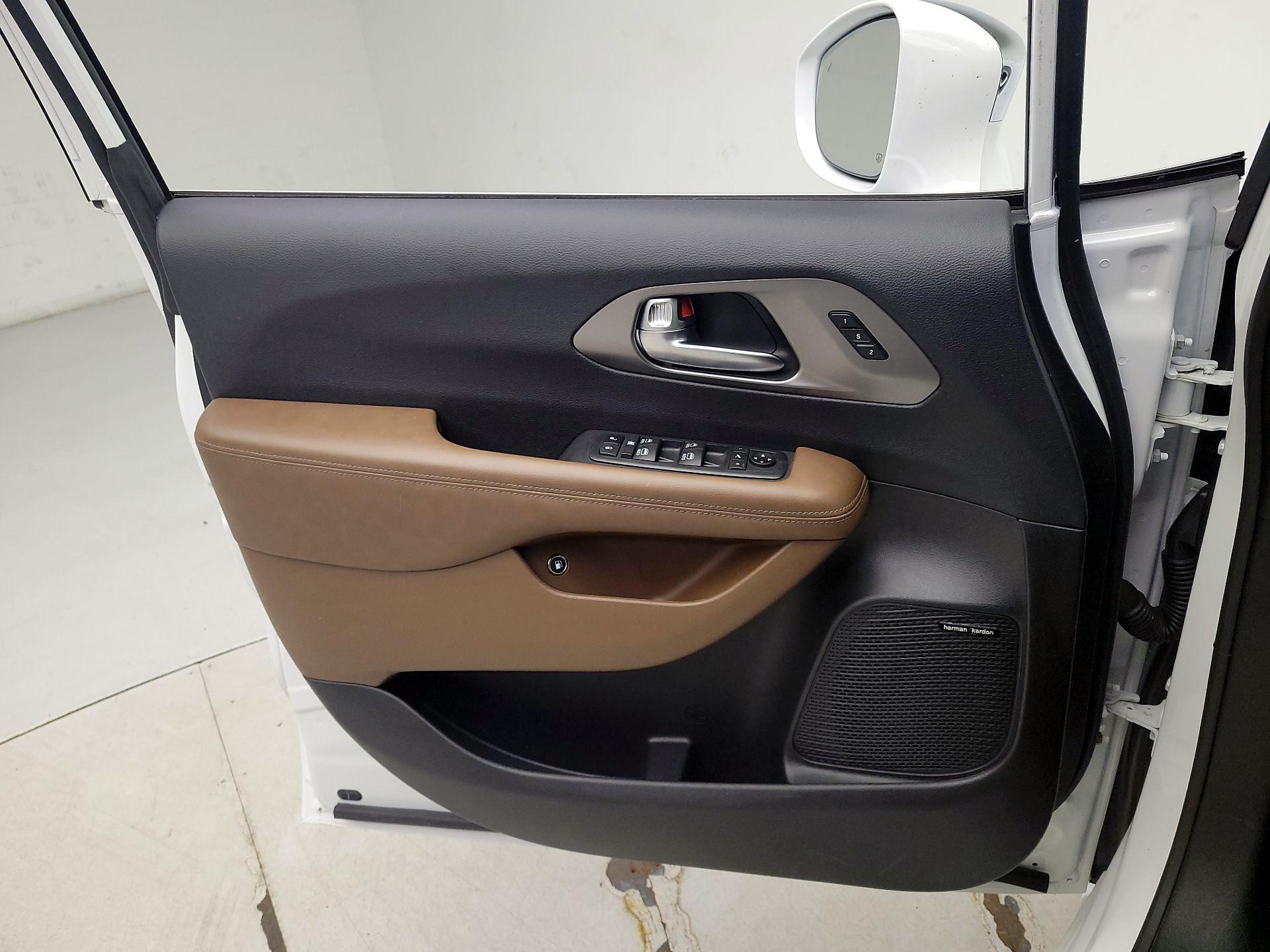 Thumbnail: 2020 Chrysler Pacifica - 12