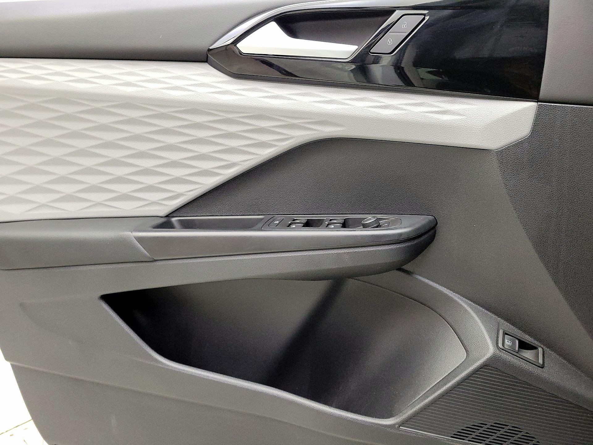 Thumbnail: 2022 Volkswagen Taos - 12