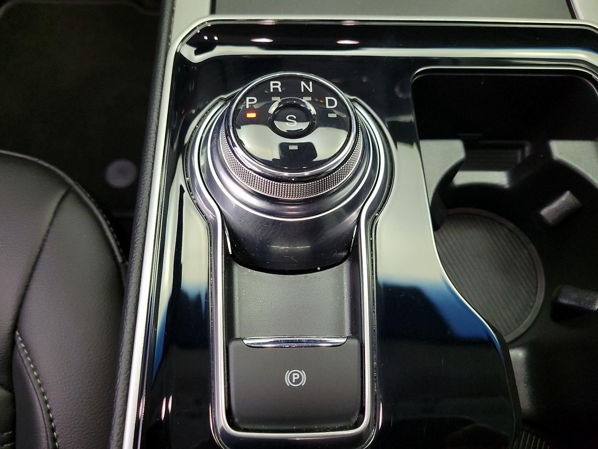 Thumbnail: 2019 Ford Edge - 17