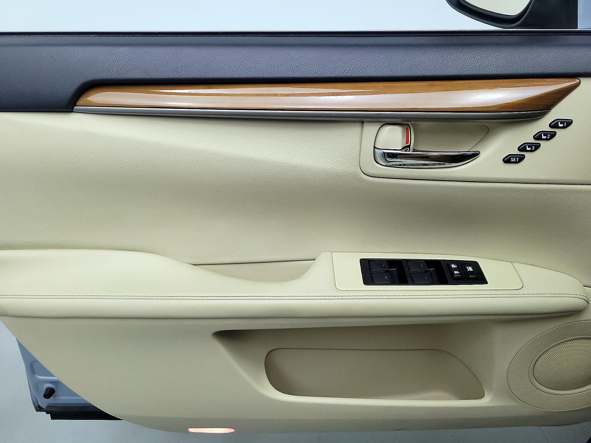 Thumbnail: 2013 Lexus ES - 12
