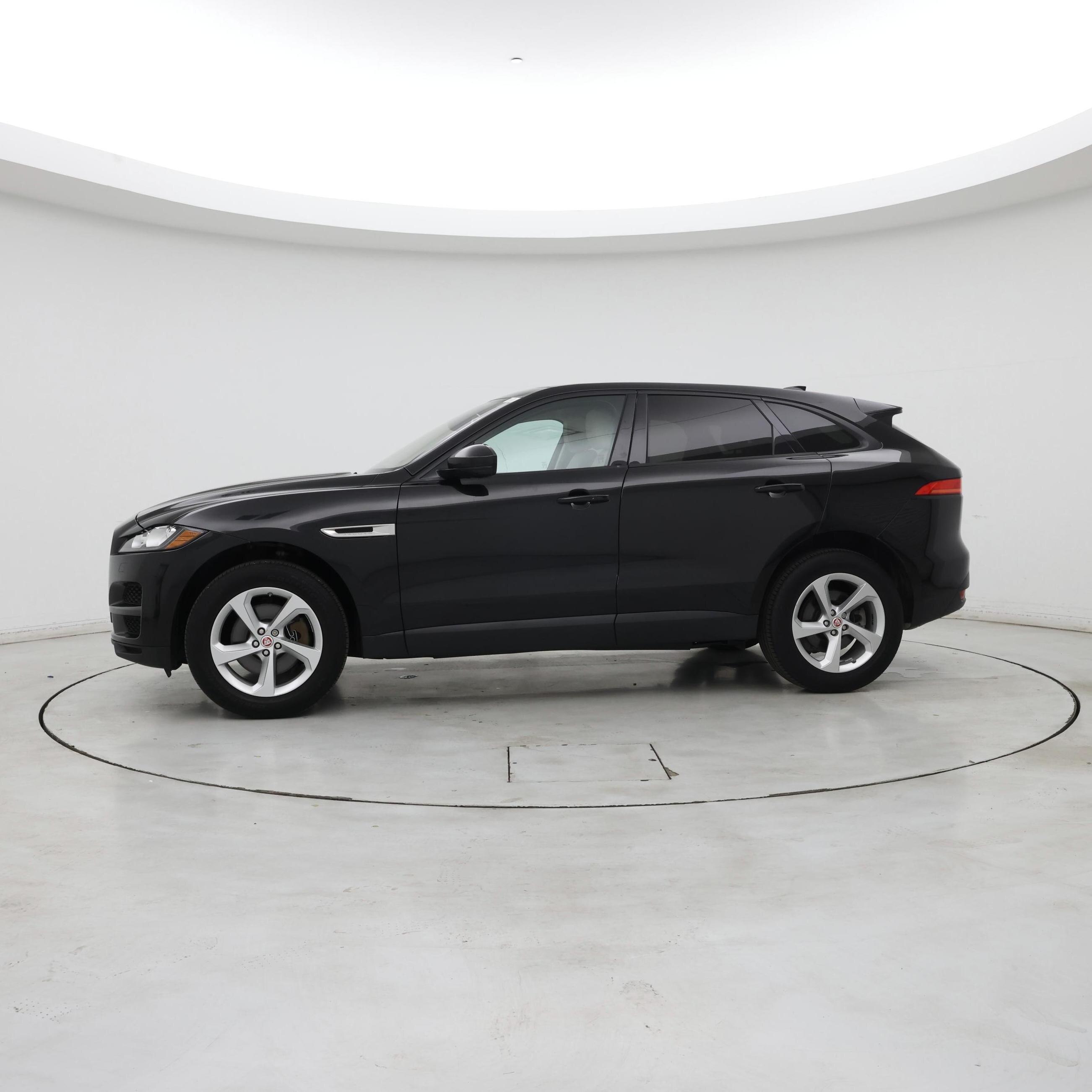 Thumbnail: 2017 Jaguar F-Pace - 3
