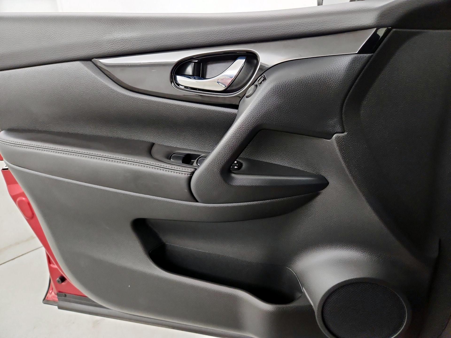 Thumbnail: 2021 Nissan Rogue Sport - 12