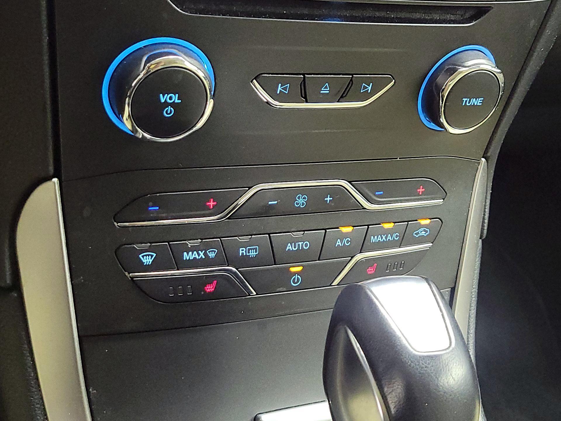 Thumbnail: 2016 Ford Edge - 16