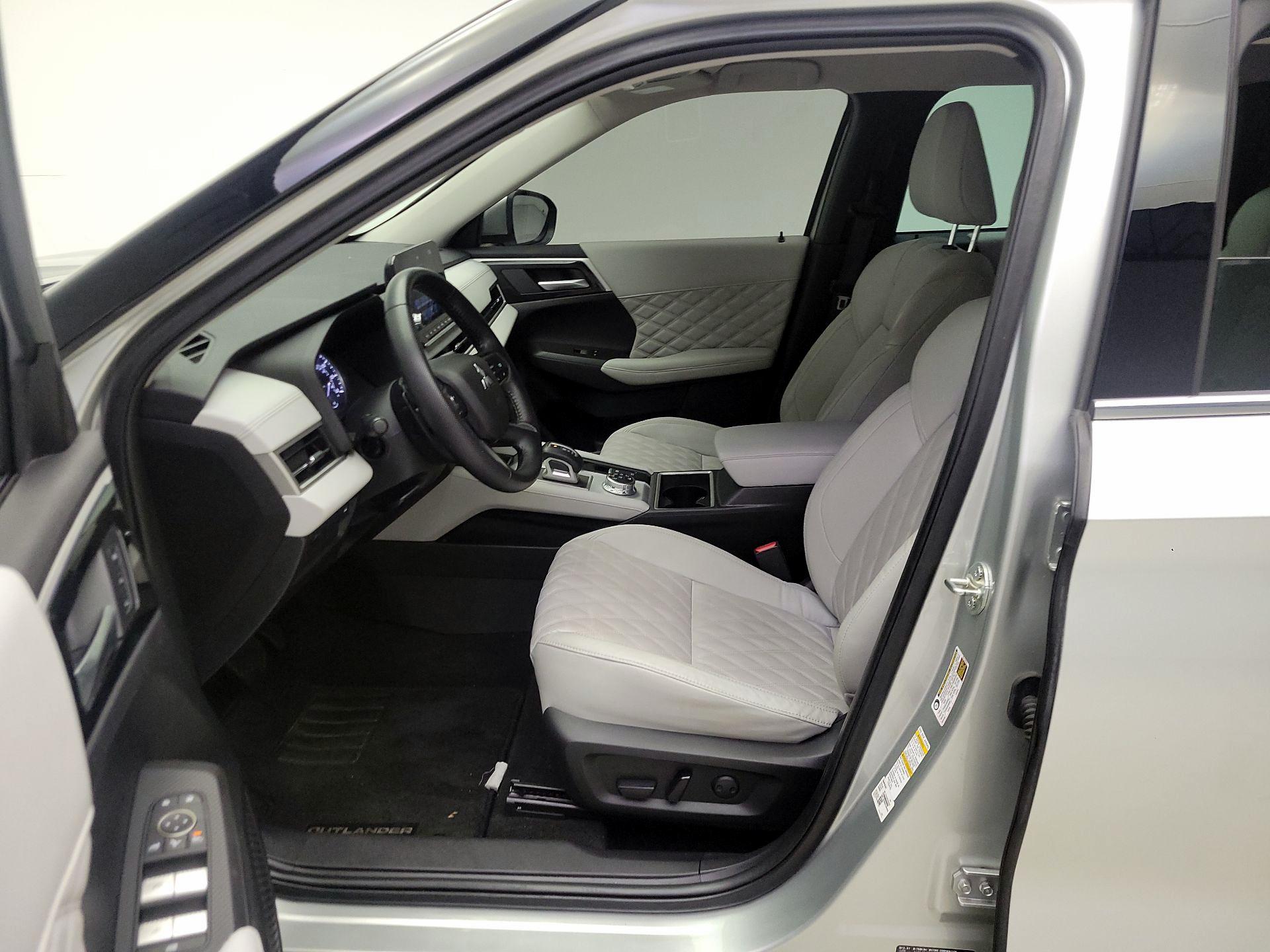 Thumbnail: 2022 Mitsubishi Outlander - 11