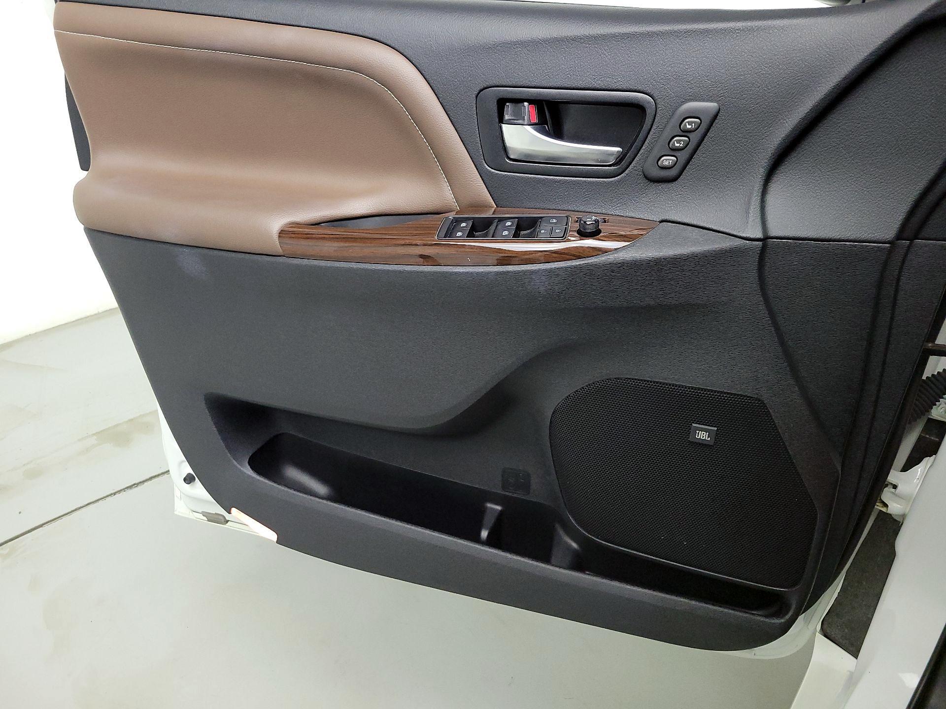 Thumbnail: 2020 Toyota Sienna - 12