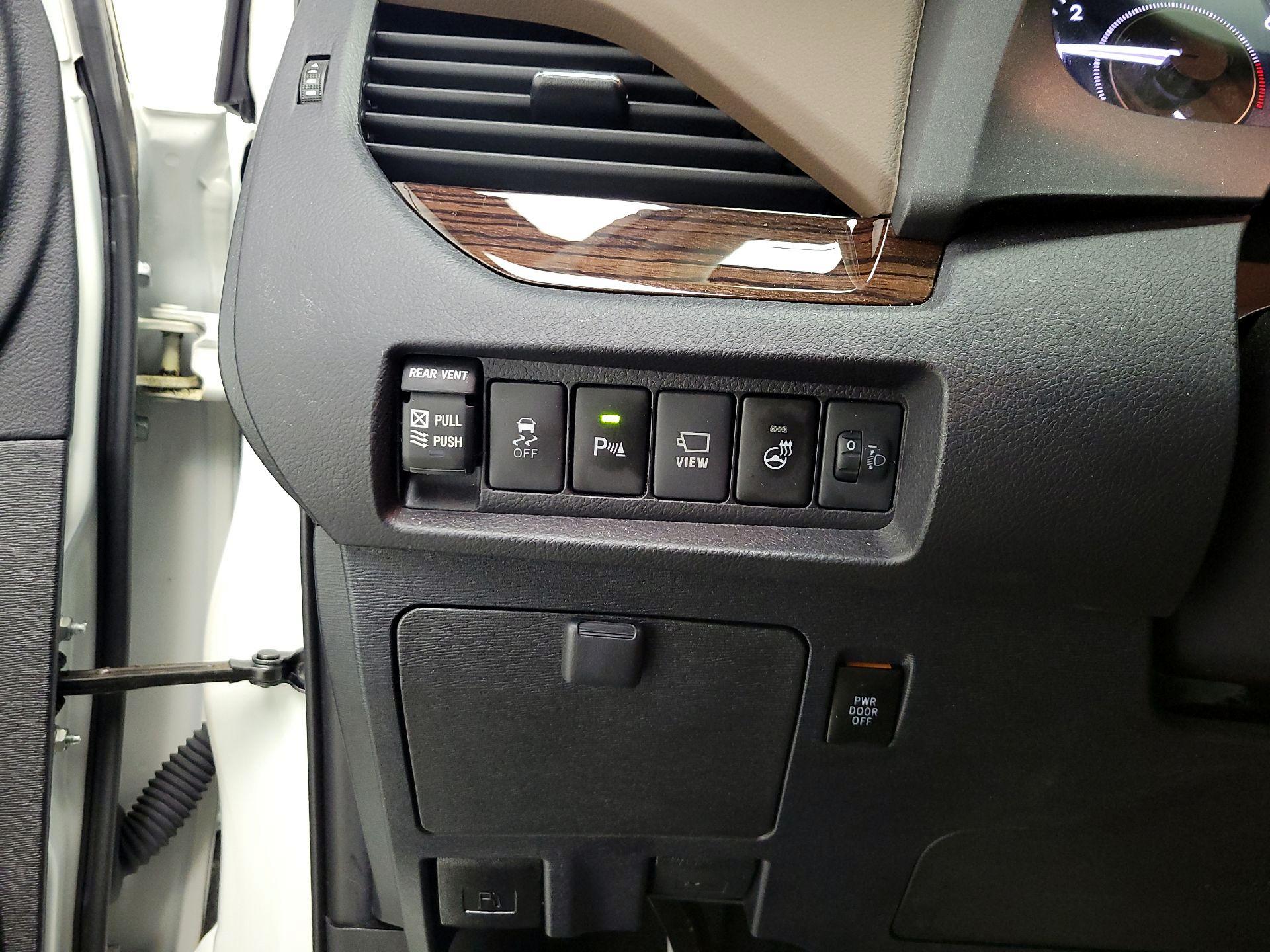 Thumbnail: 2020 Toyota Sienna - 13