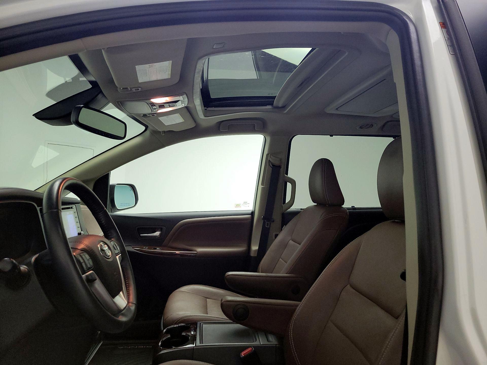 Thumbnail: 2020 Toyota Sienna - 20