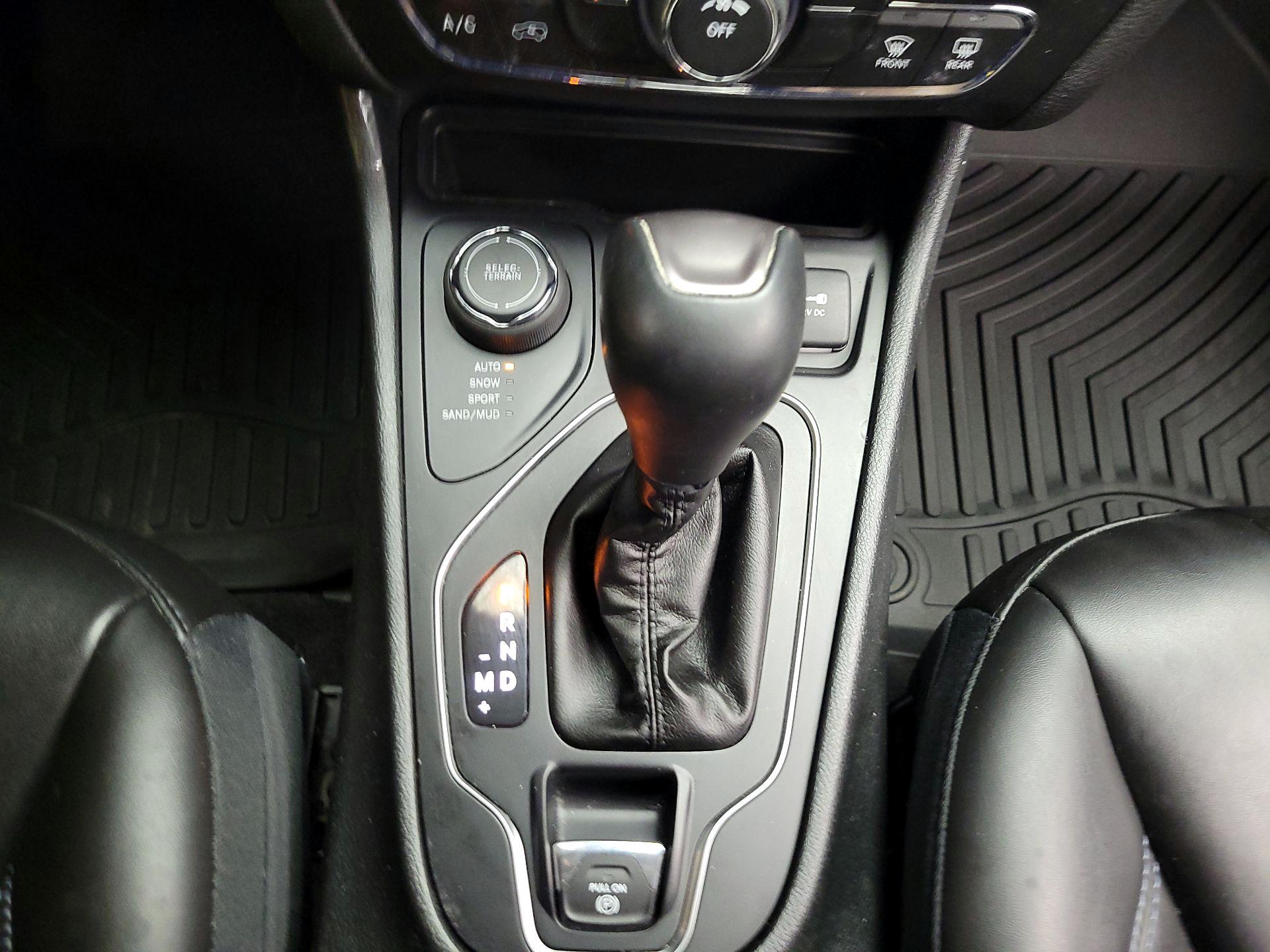 Thumbnail: 2019 Jeep Cherokee - 17