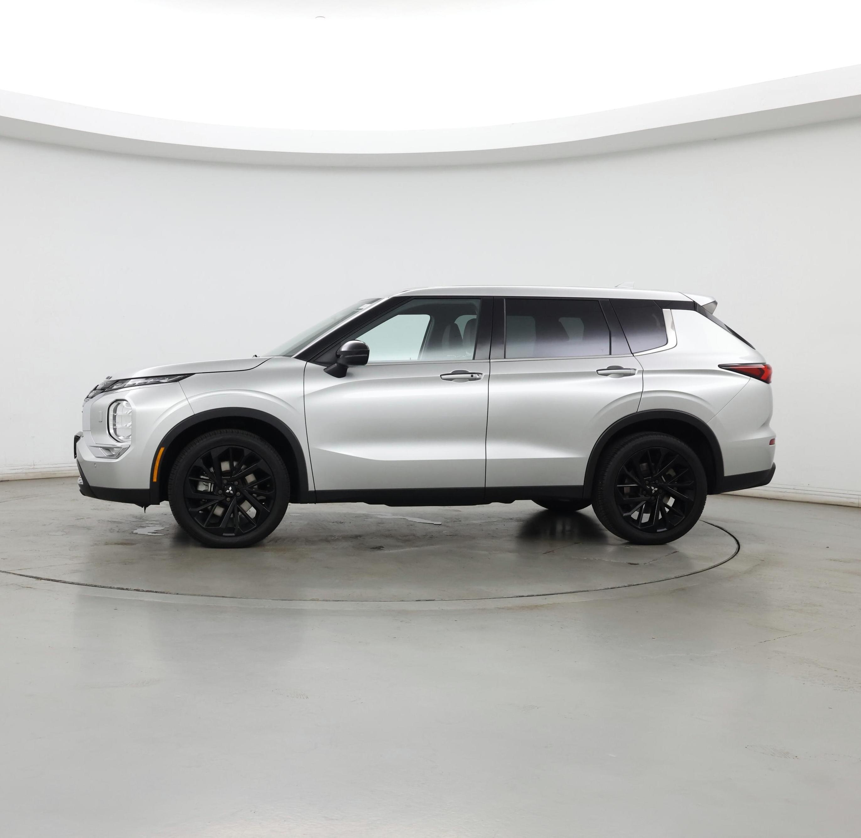 Thumbnail: 2022 Mitsubishi Outlander - 3