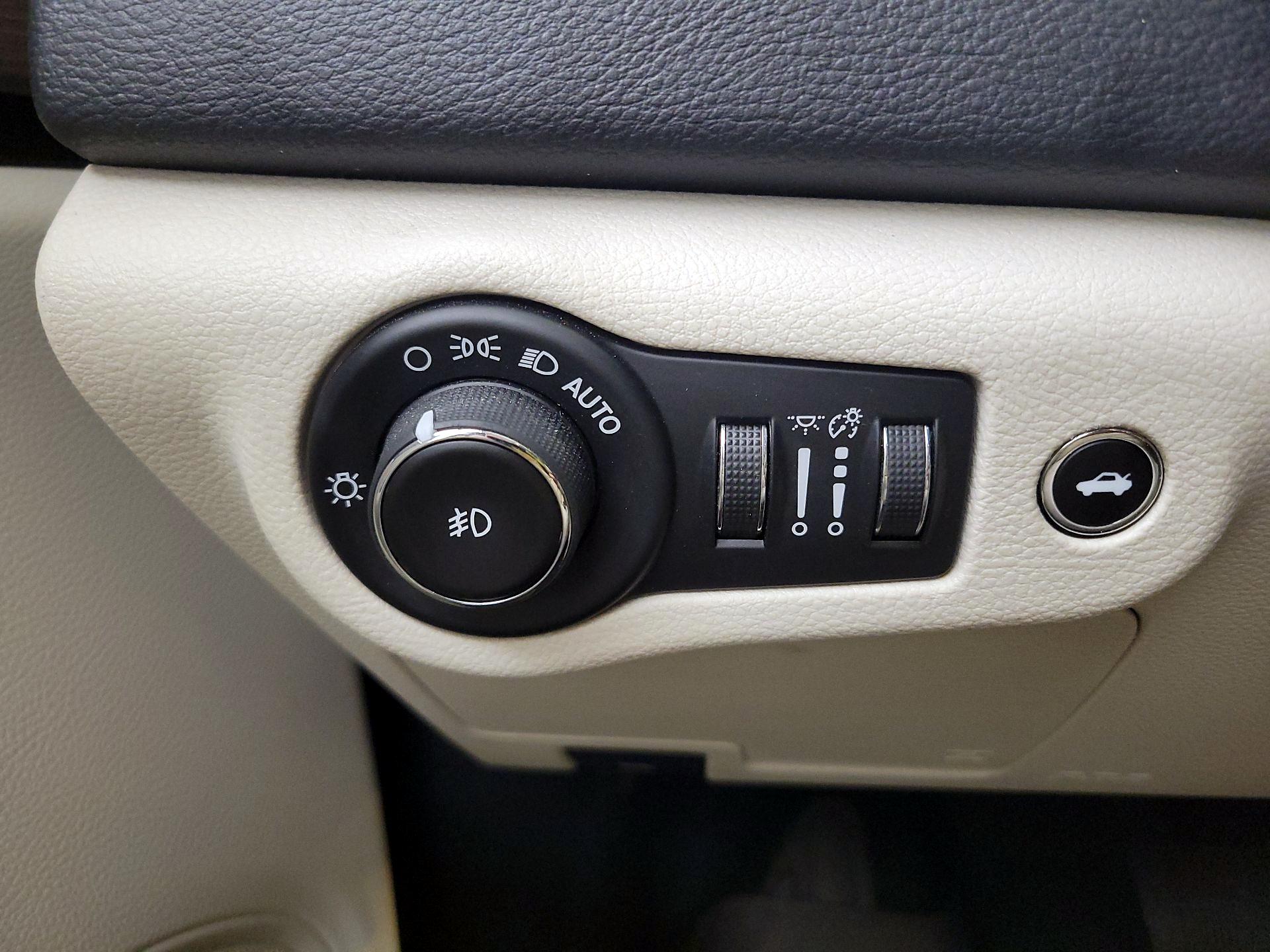 Thumbnail: 2015 Chrysler 200 - 13