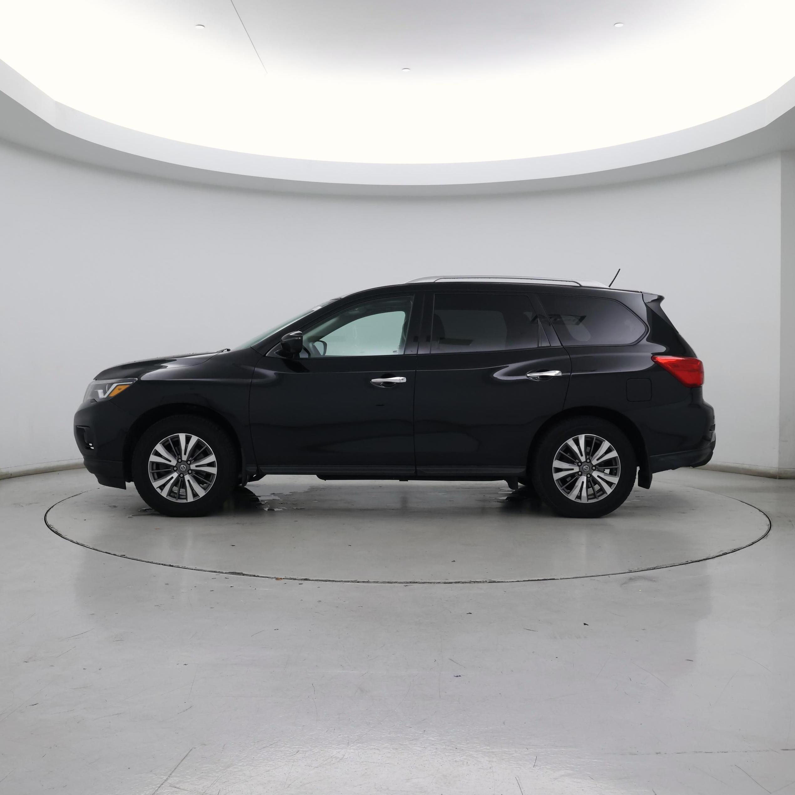 Thumbnail: 2017 Nissan Pathfinder - 3