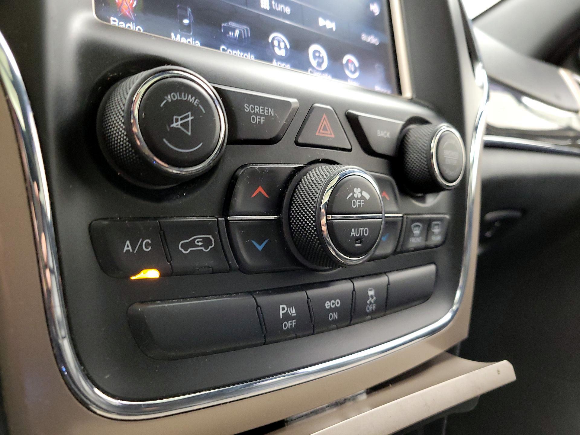 Thumbnail: 2015 Jeep Grand Cherokee - 17