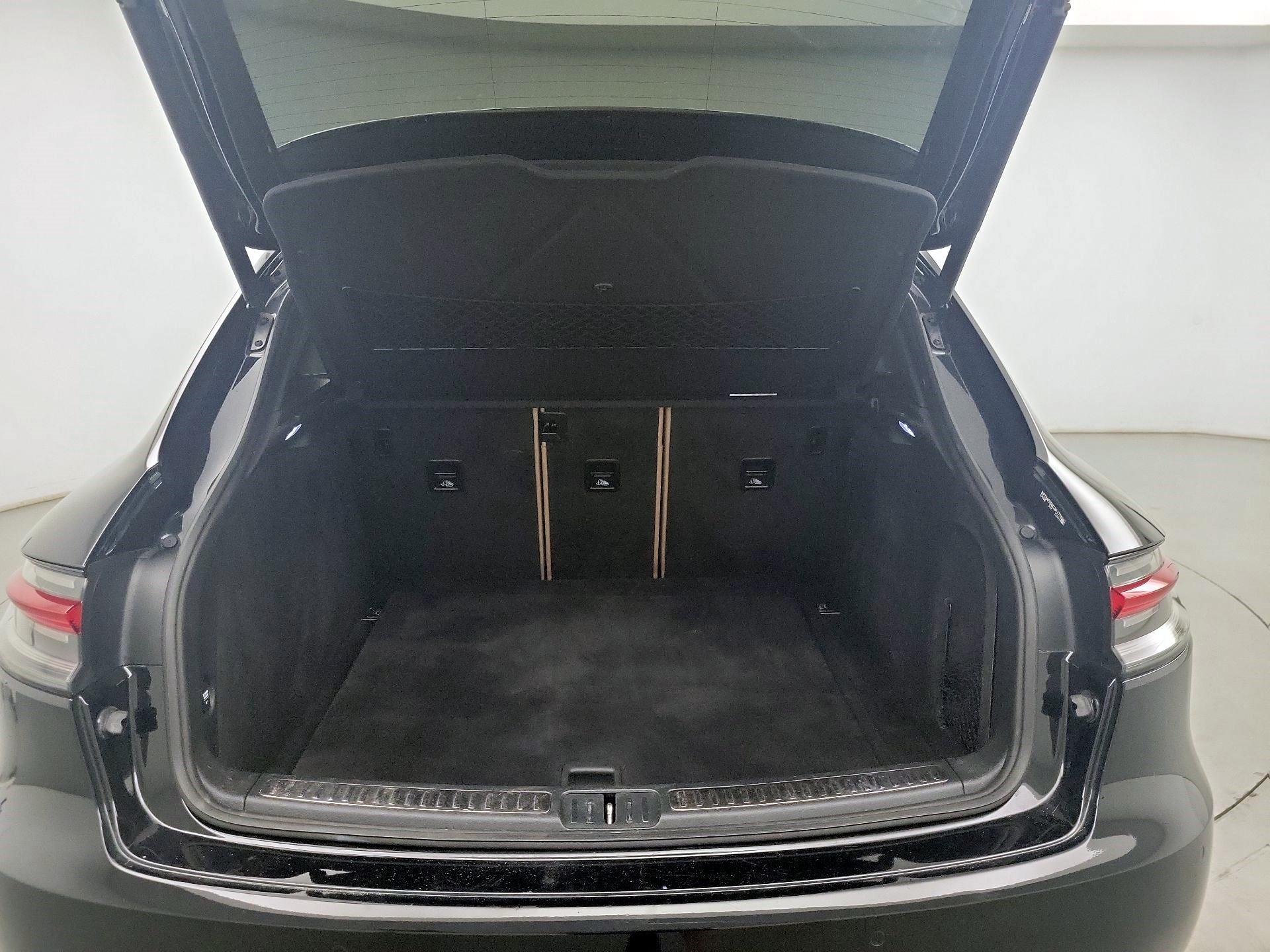 Thumbnail: 2020 Porsche Macan - 20