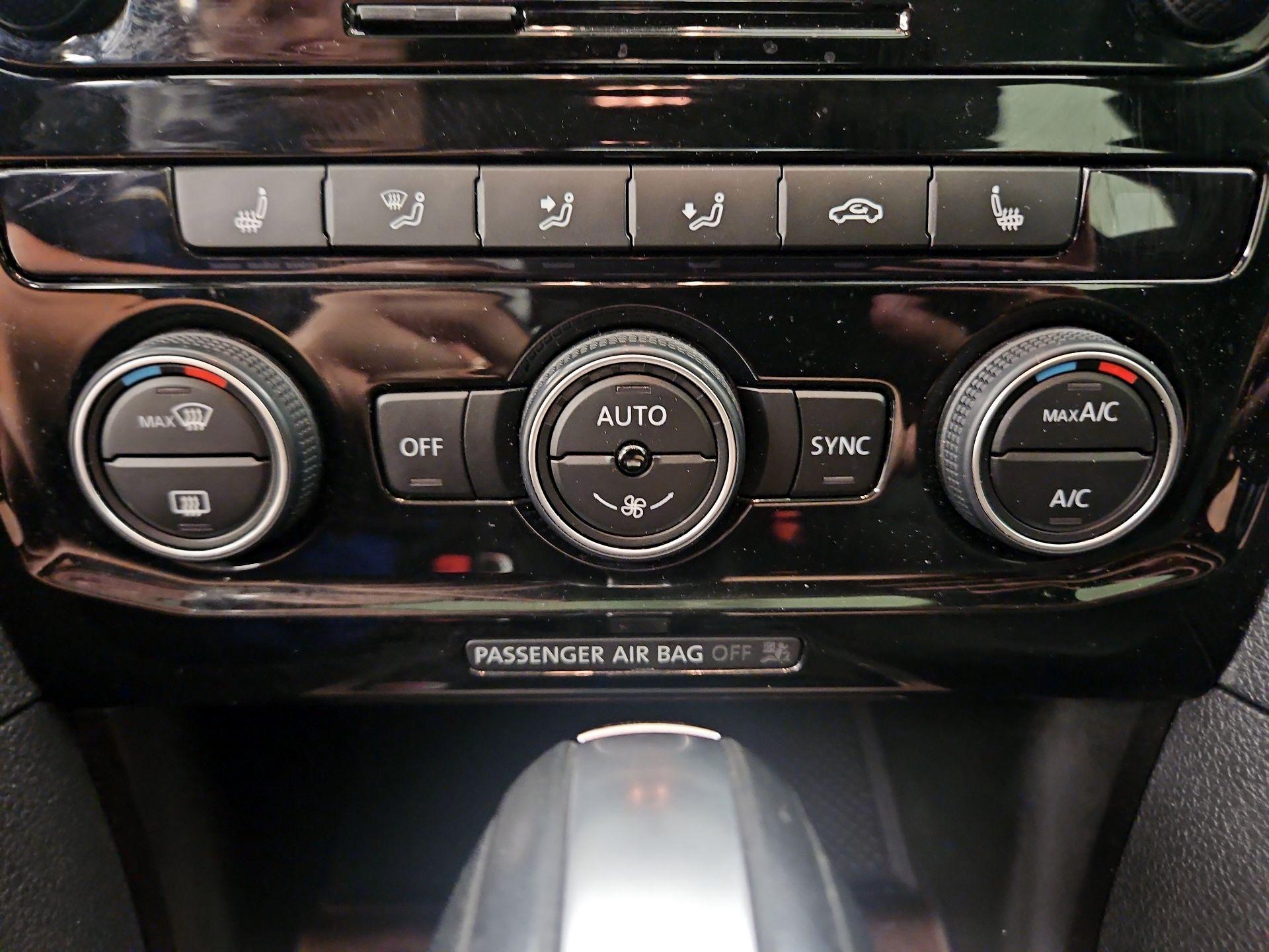 Thumbnail: 2021 Volkswagen Passat - 17