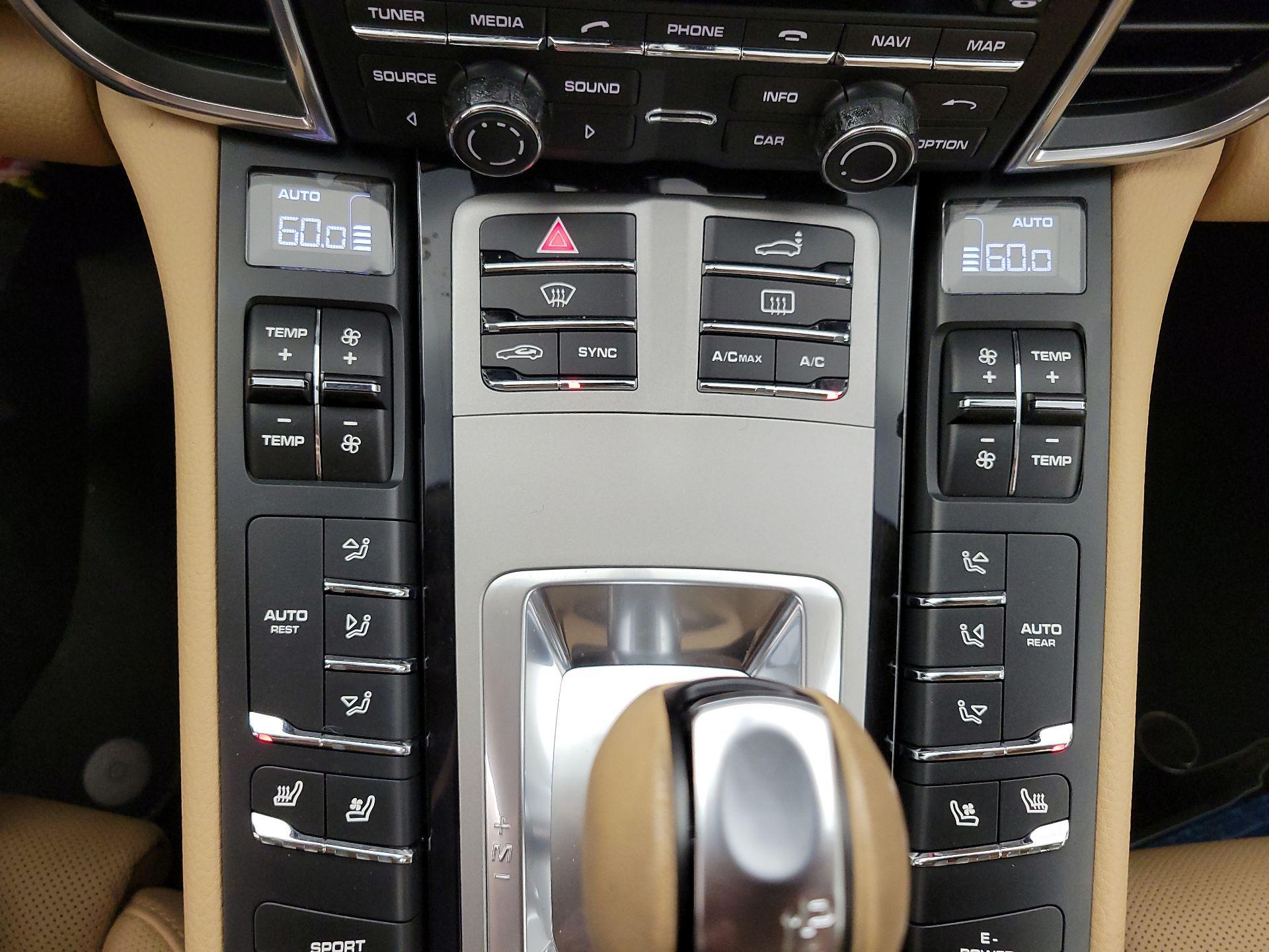 Thumbnail: 2015 Porsche Panamera - 15