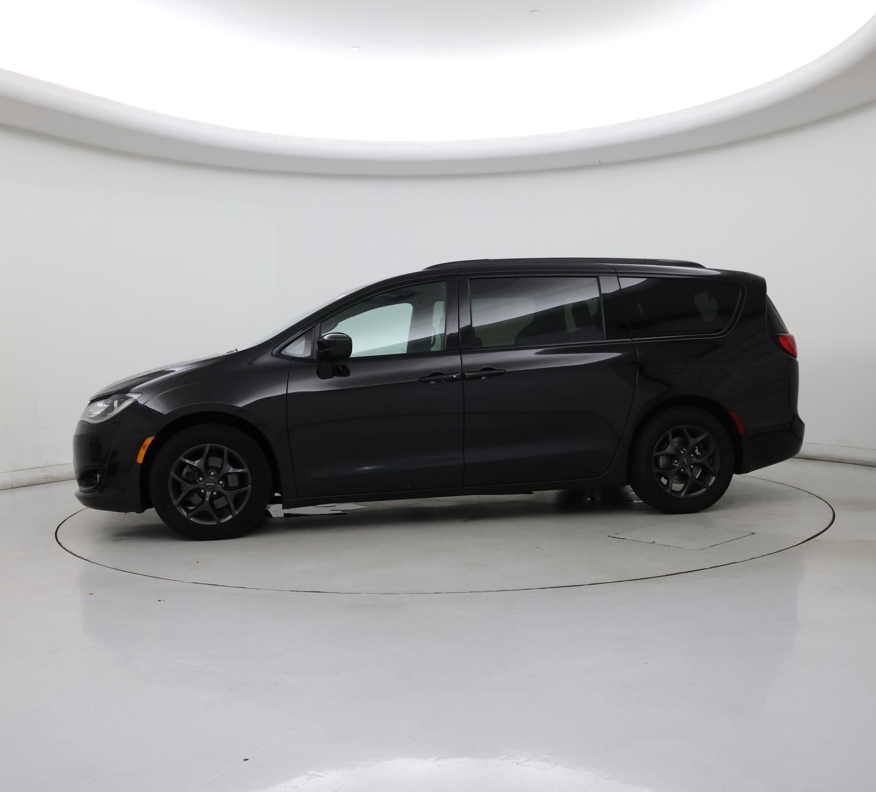 Thumbnail: 2018 Chrysler Pacifica - 3