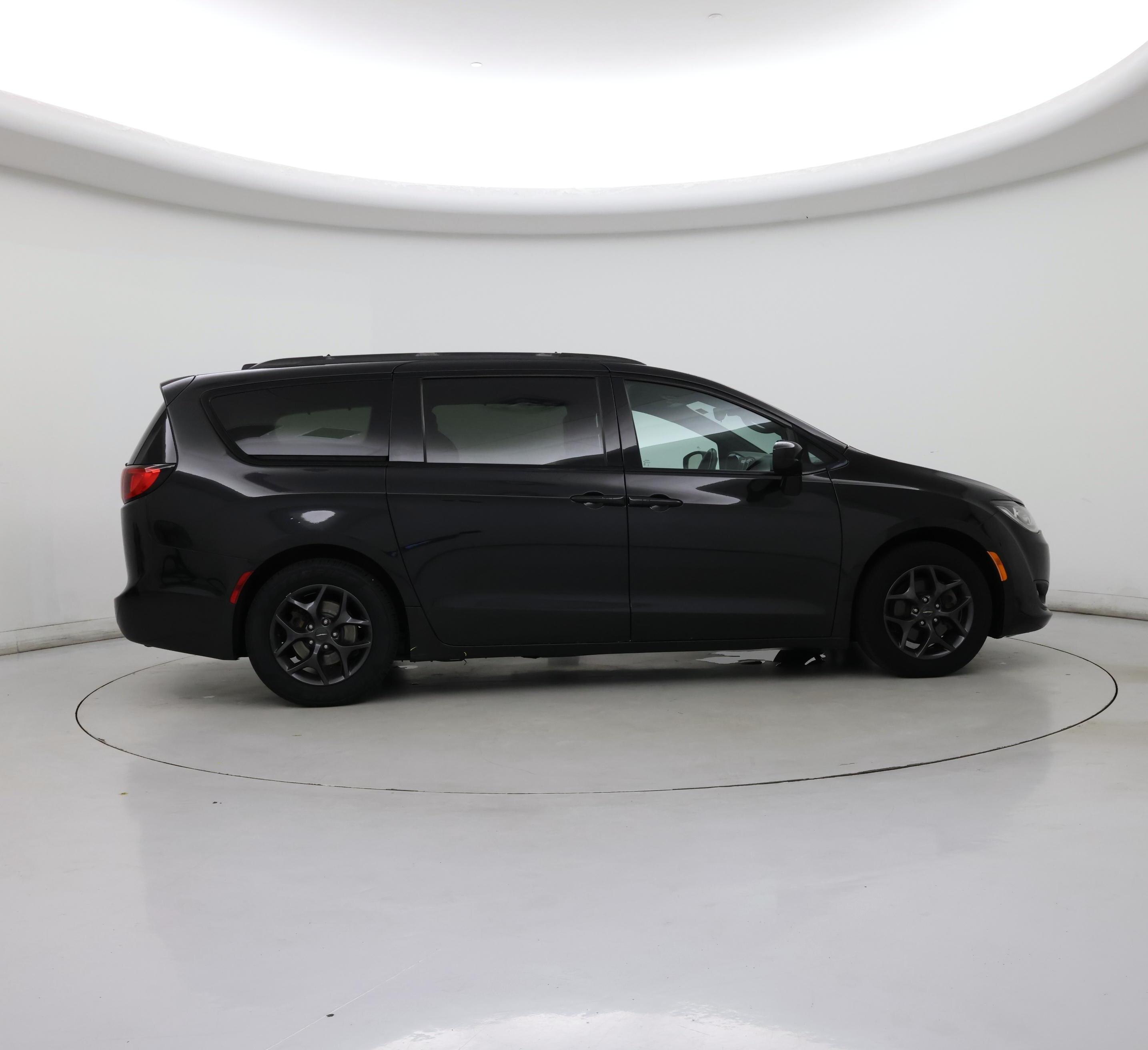 Thumbnail: 2018 Chrysler Pacifica - 7