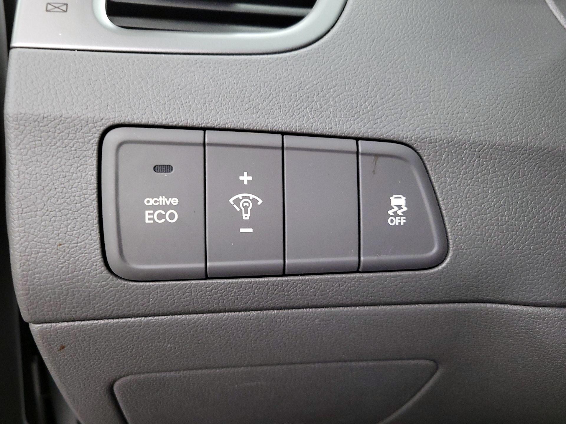 Thumbnail: 2016 Hyundai Elantra - 13