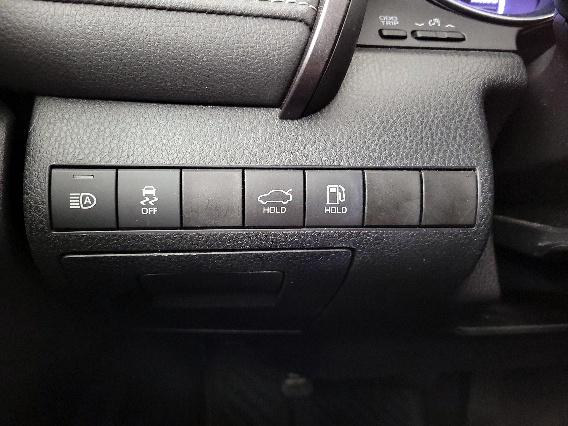 Thumbnail: 2019 Toyota Camry - 13