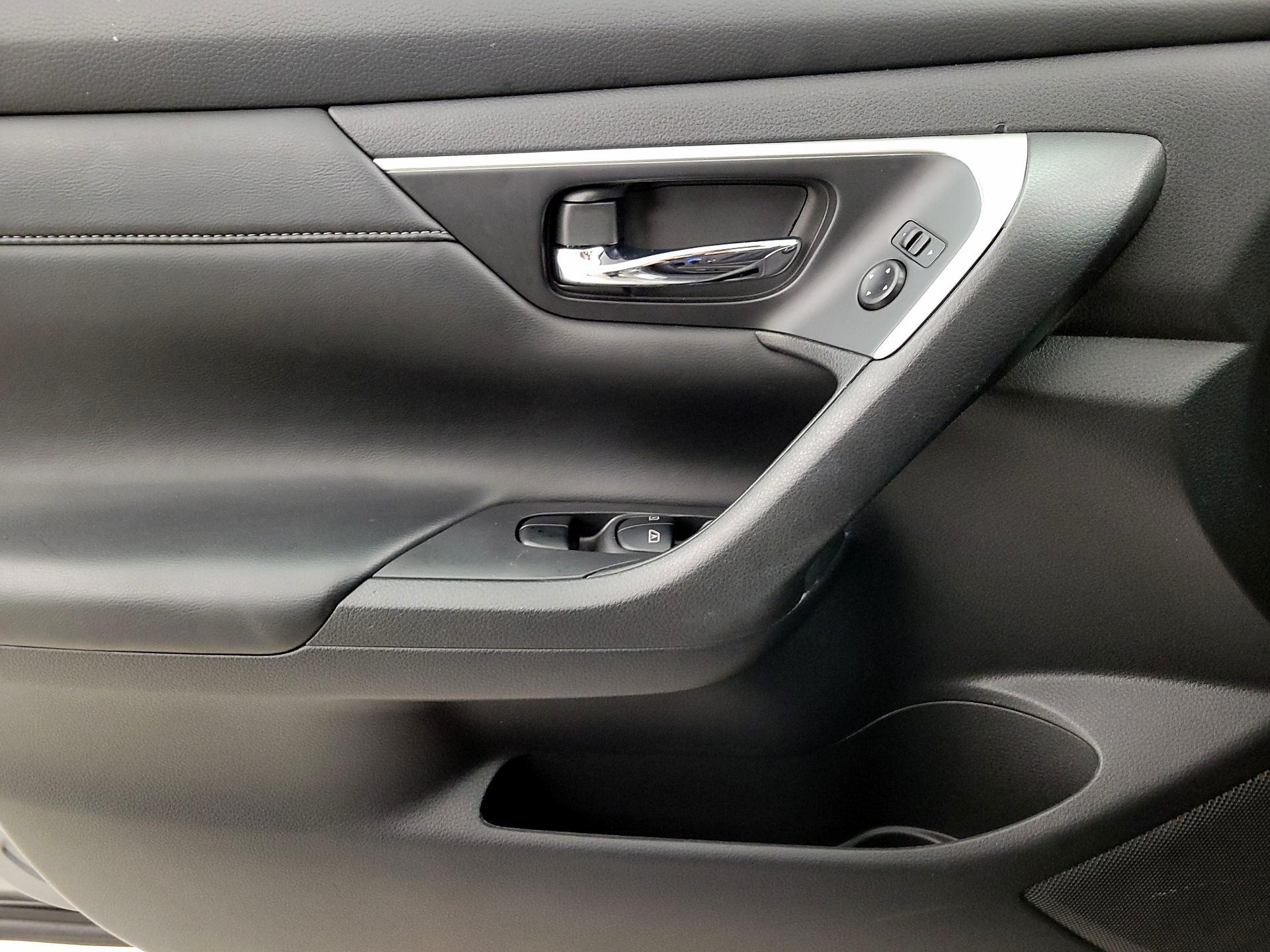 Thumbnail: 2016 Nissan Altima - 12