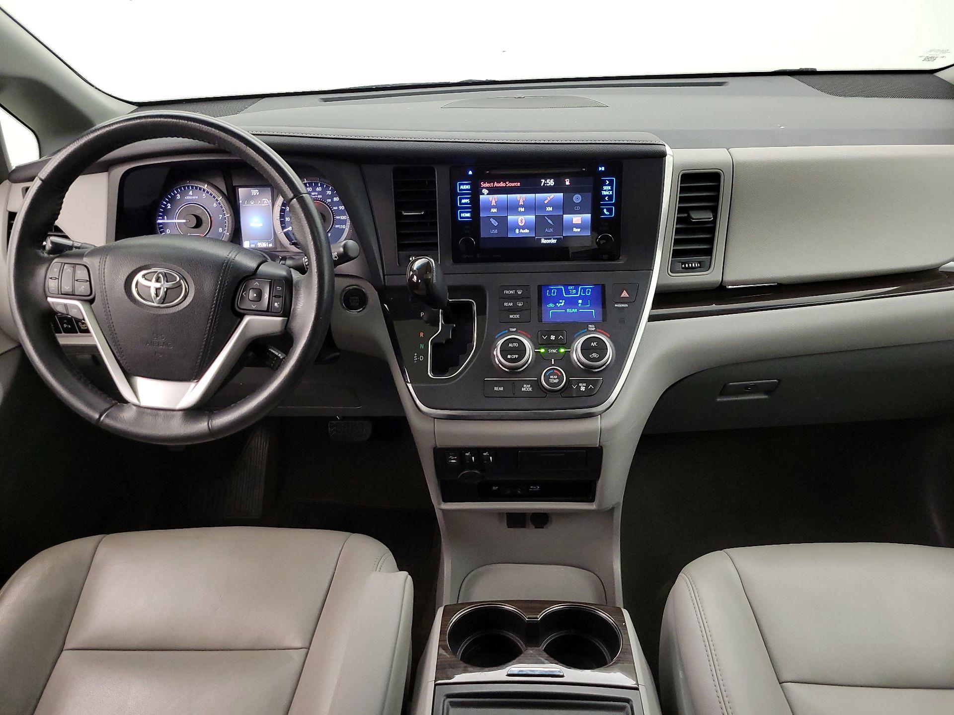 Thumbnail: 2017 Toyota Sienna - 9