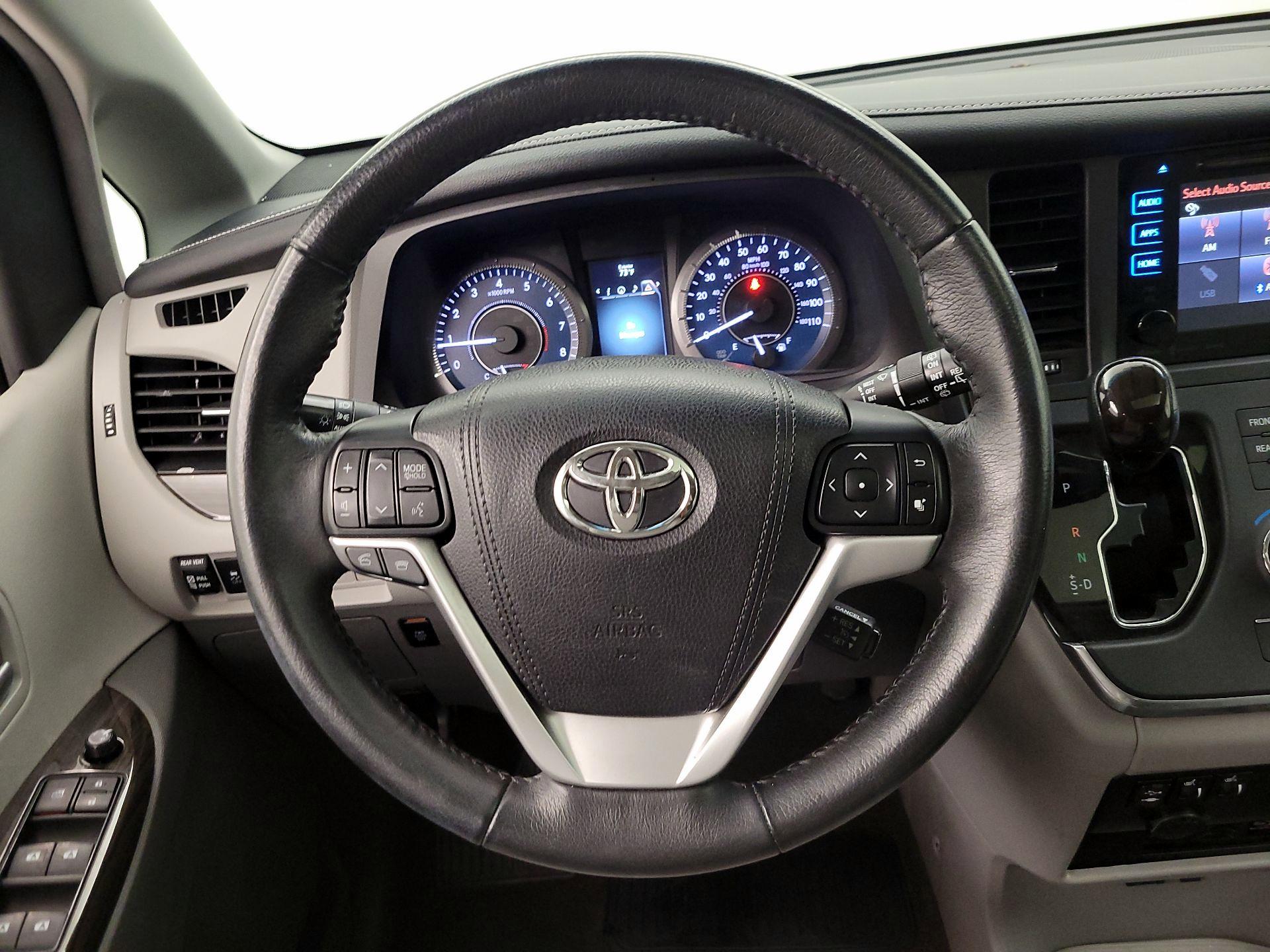 Thumbnail: 2017 Toyota Sienna - 10