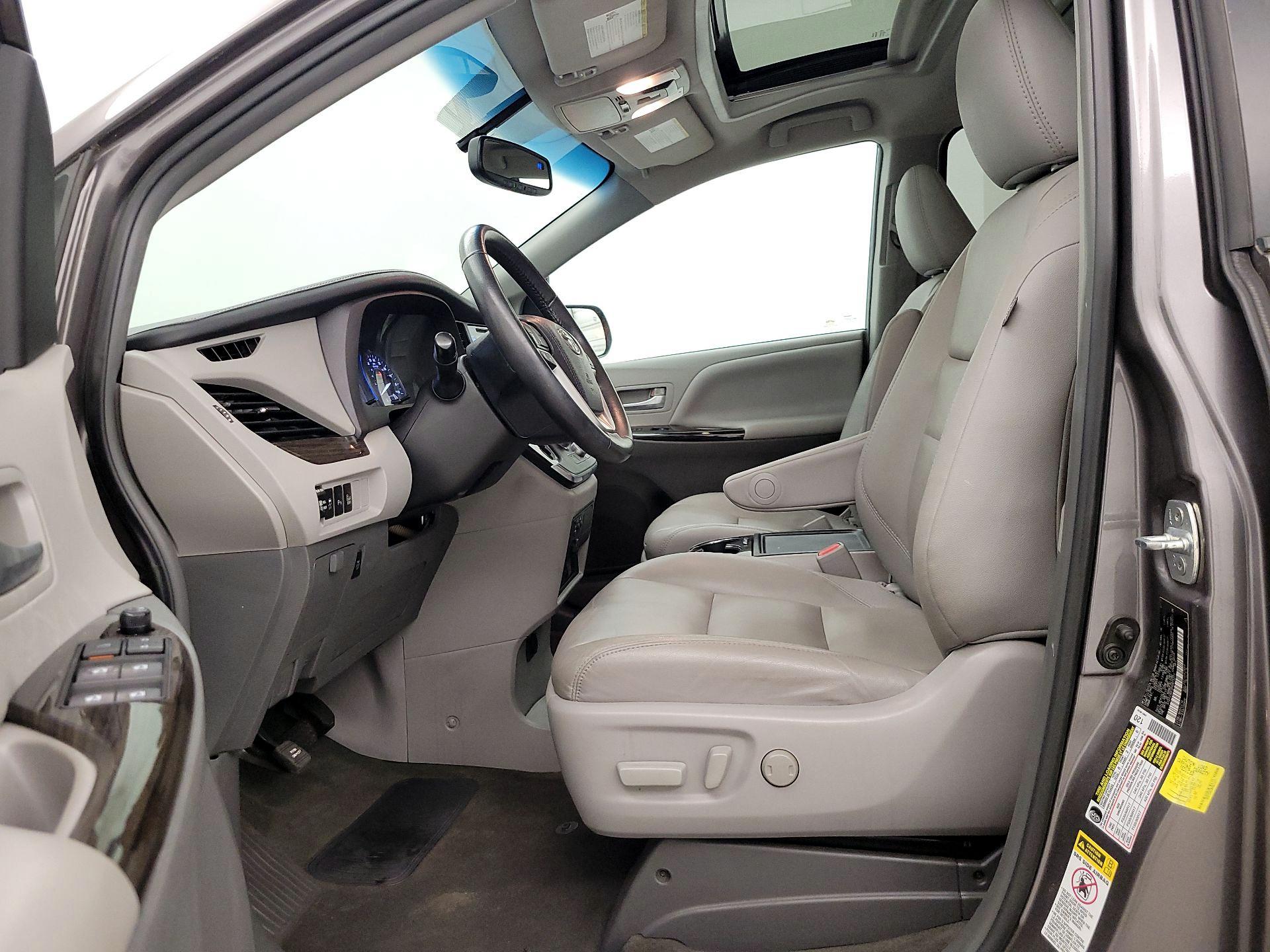 Thumbnail: 2017 Toyota Sienna - 11