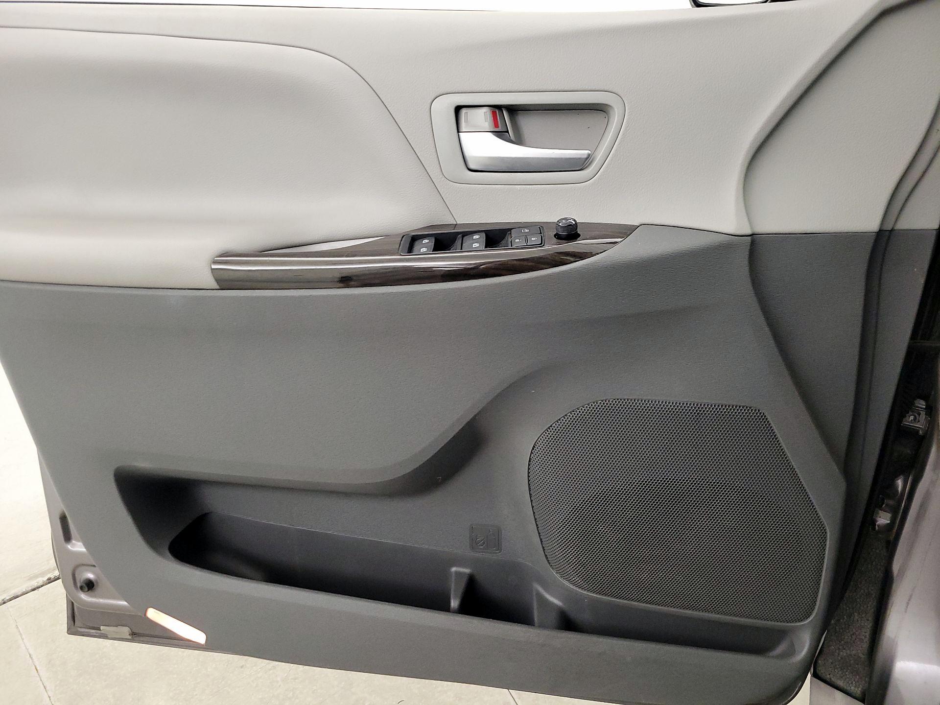Thumbnail: 2017 Toyota Sienna - 12