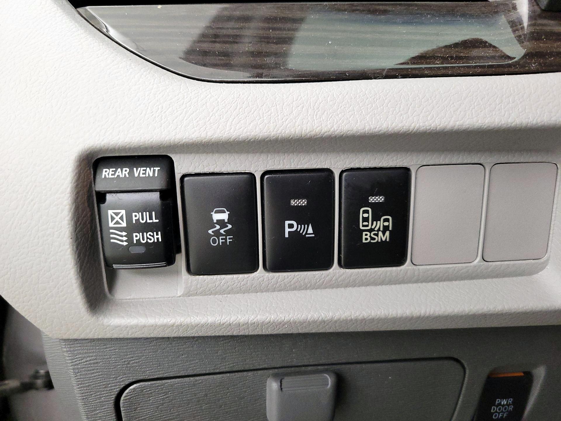 Thumbnail: 2017 Toyota Sienna - 13