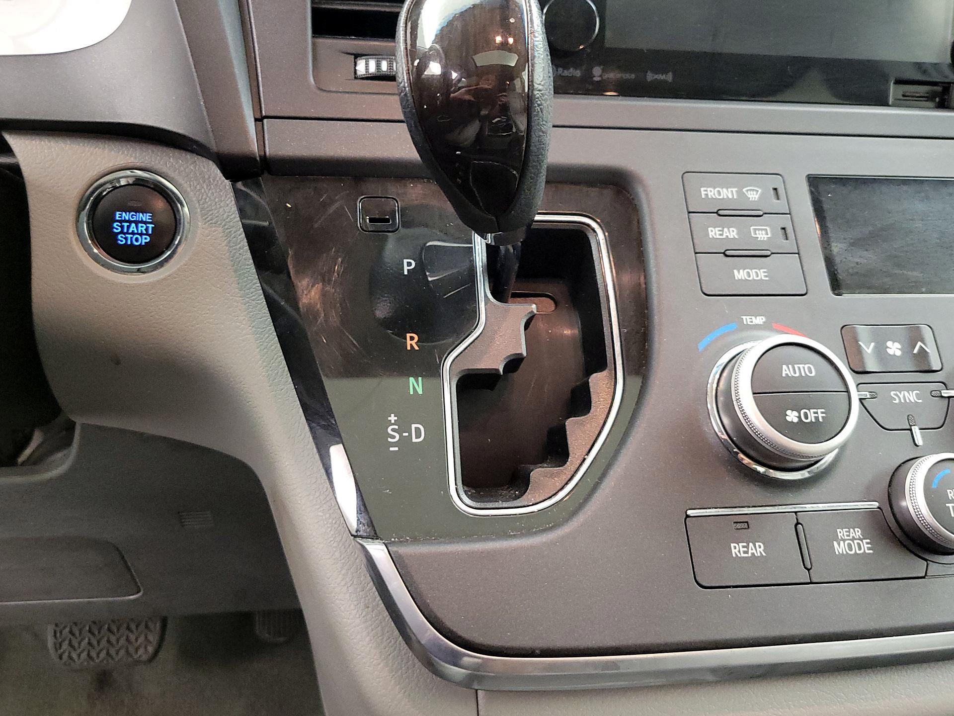 Thumbnail: 2017 Toyota Sienna - 17
