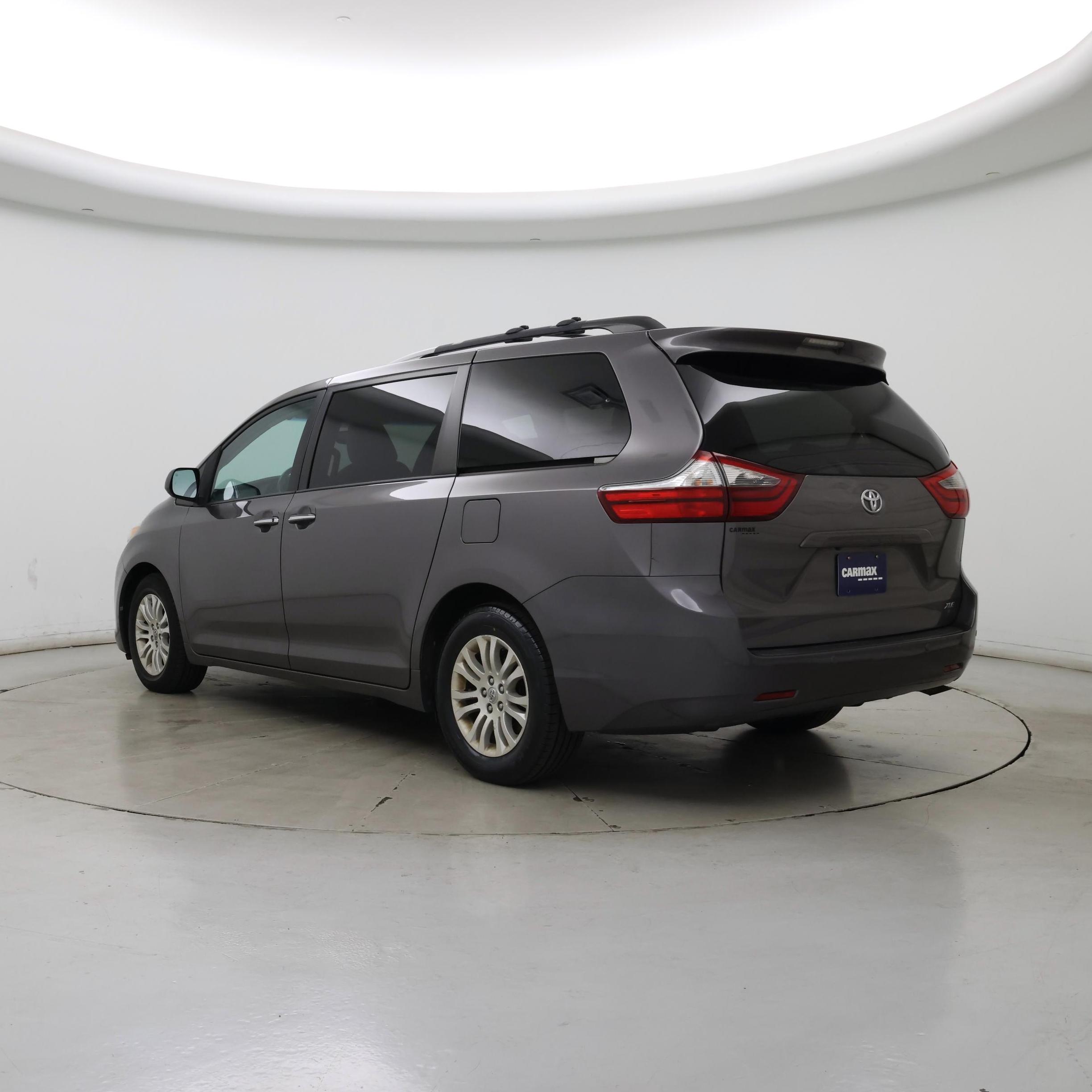 Thumbnail: 2017 Toyota Sienna - 2