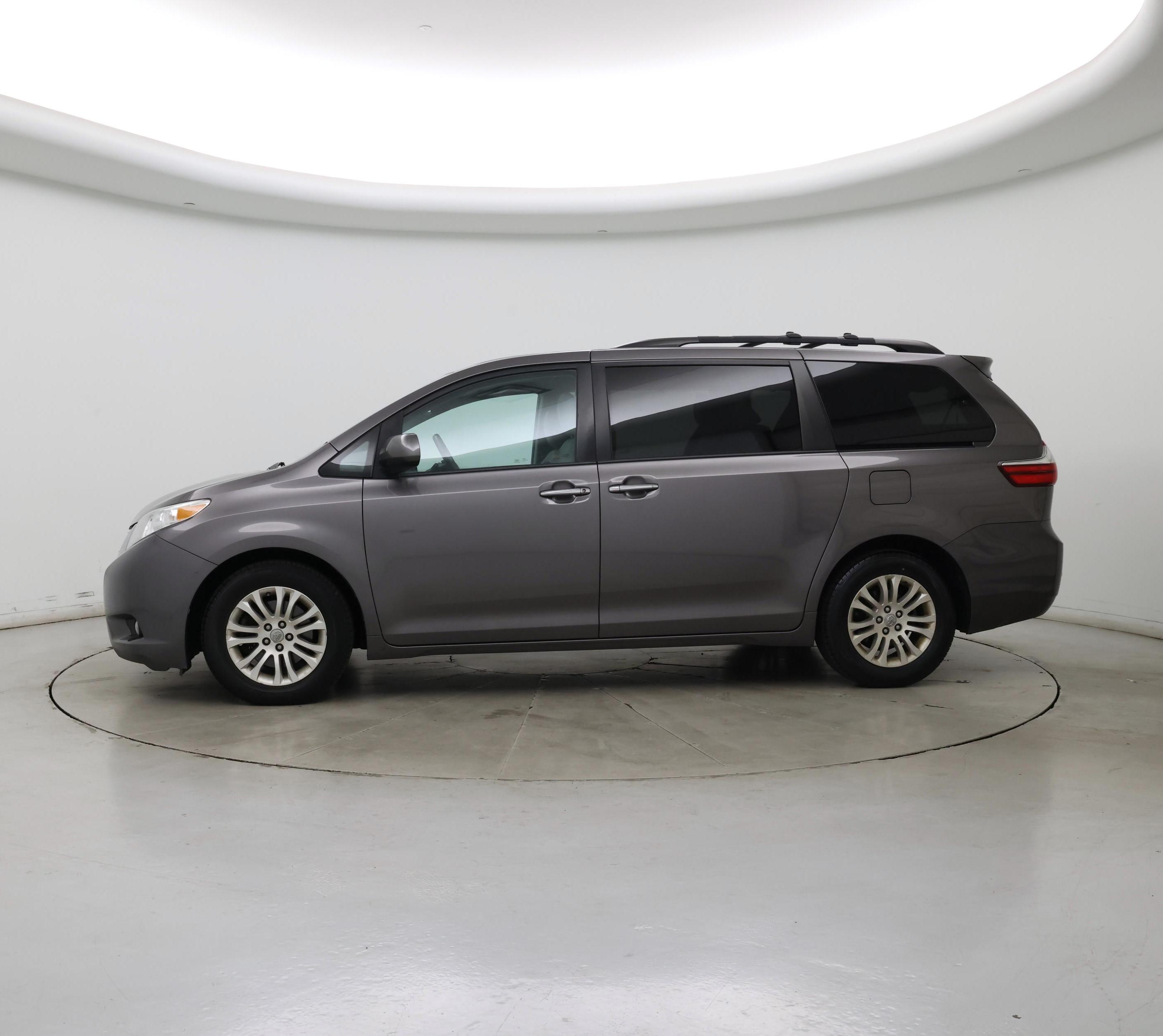 Thumbnail: 2017 Toyota Sienna - 3