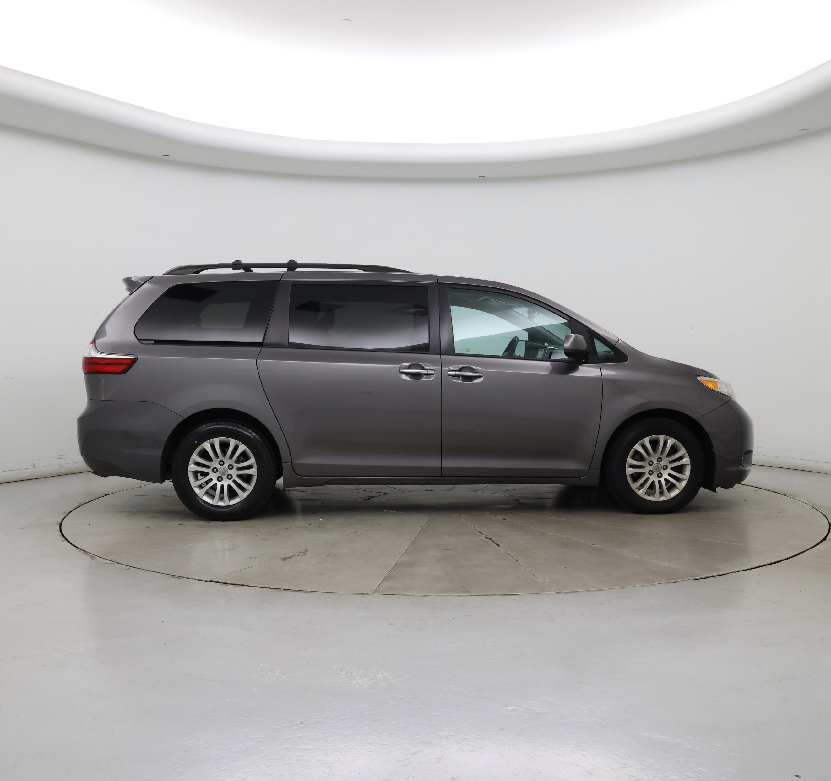 Thumbnail: 2017 Toyota Sienna - 7