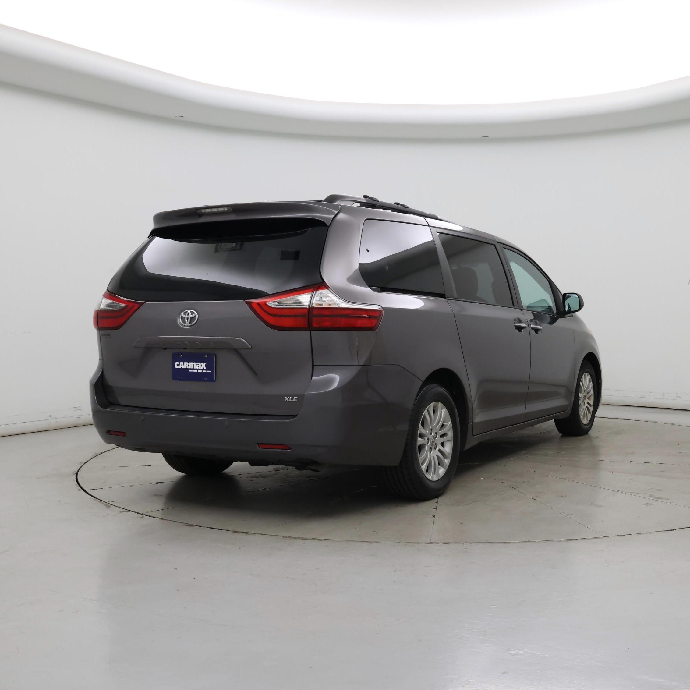 Thumbnail: 2017 Toyota Sienna - 8