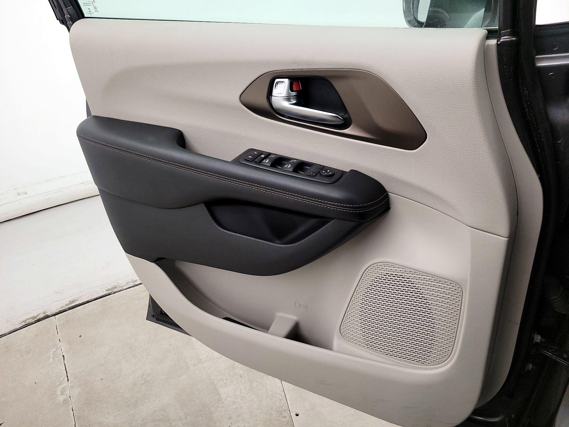 Thumbnail: 2019 Chrysler Pacifica - 12