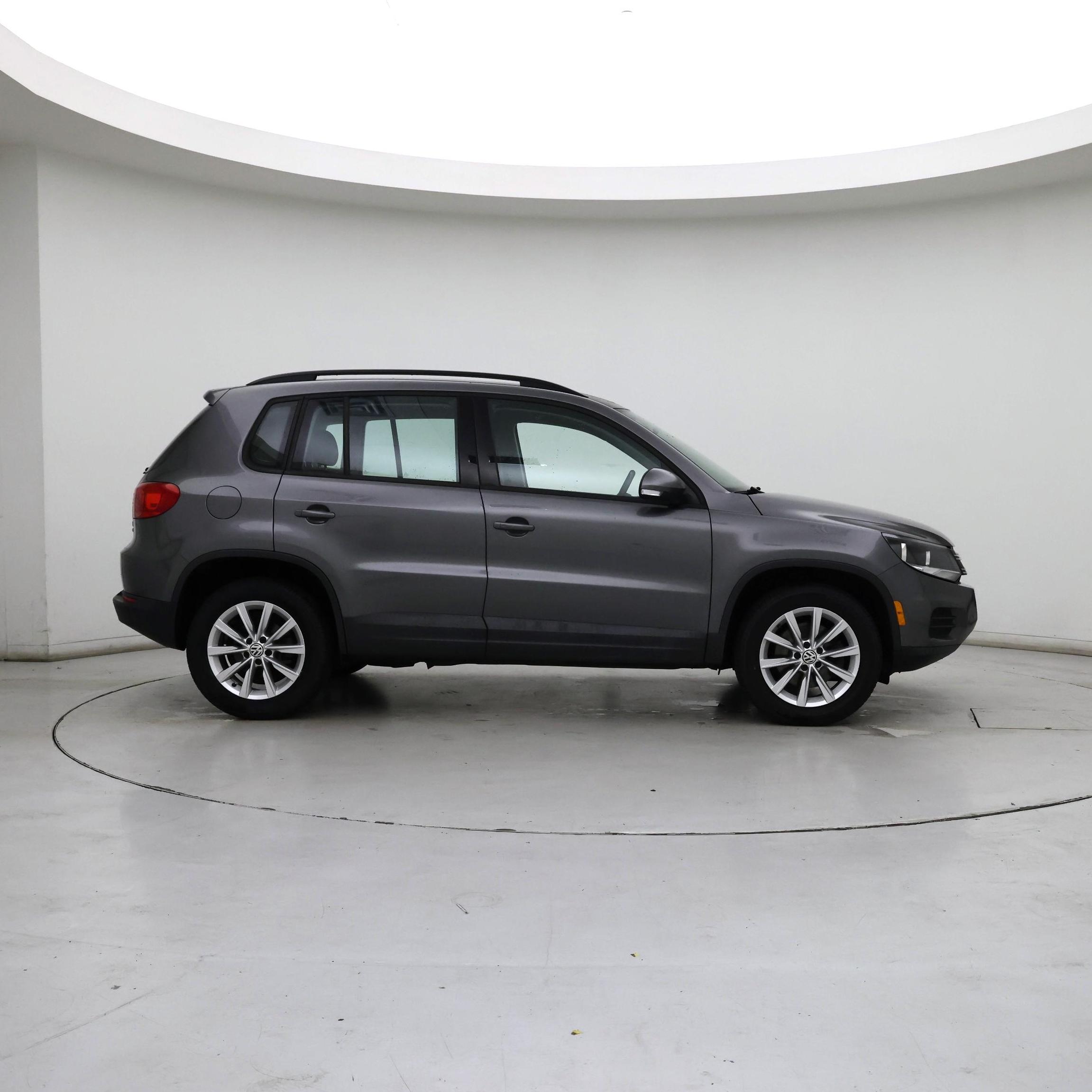 Thumbnail: 2018 Volkswagen Tiguan - 7