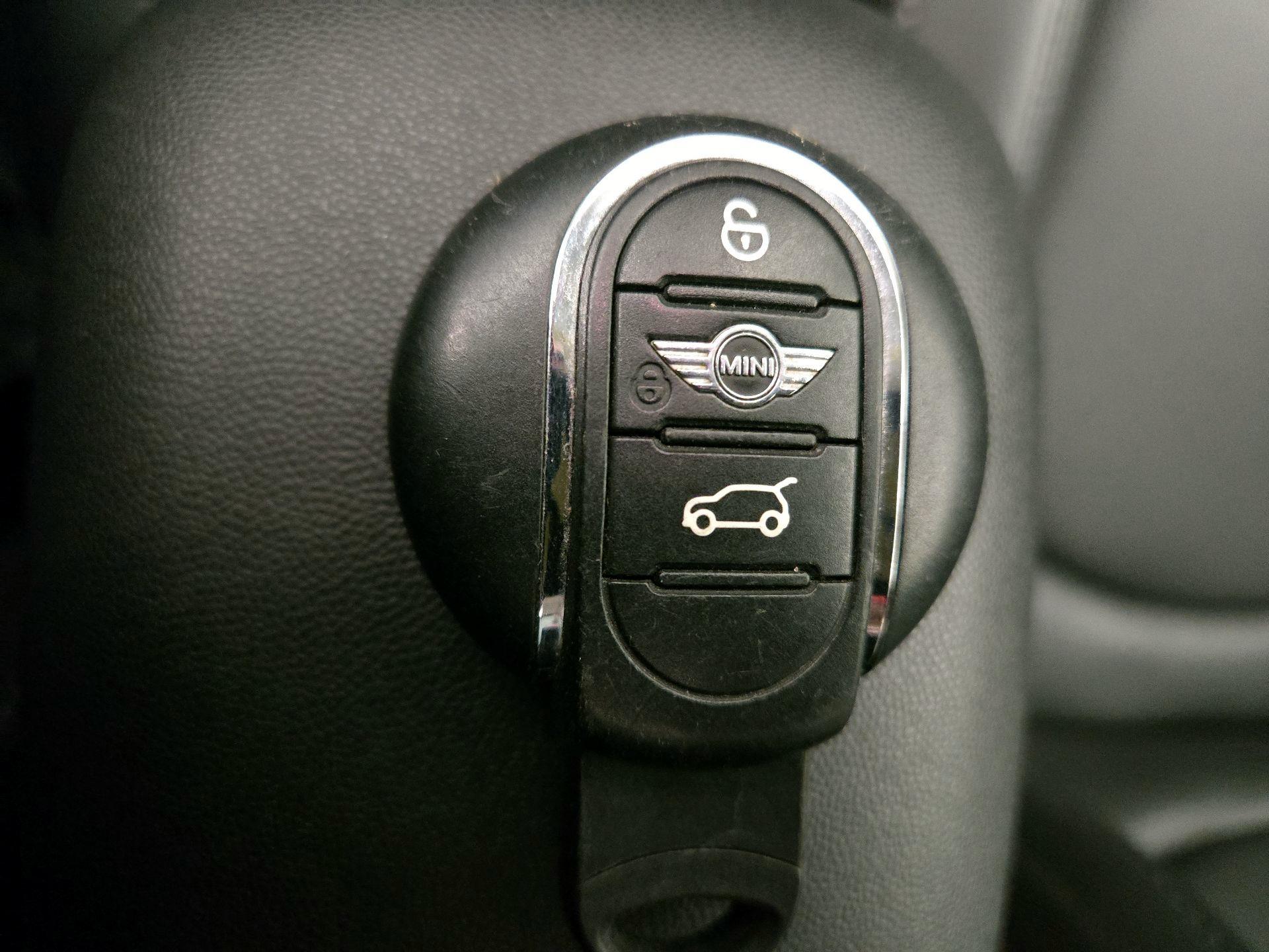 Thumbnail: 2016 MINI Cooper Hardtop - 18