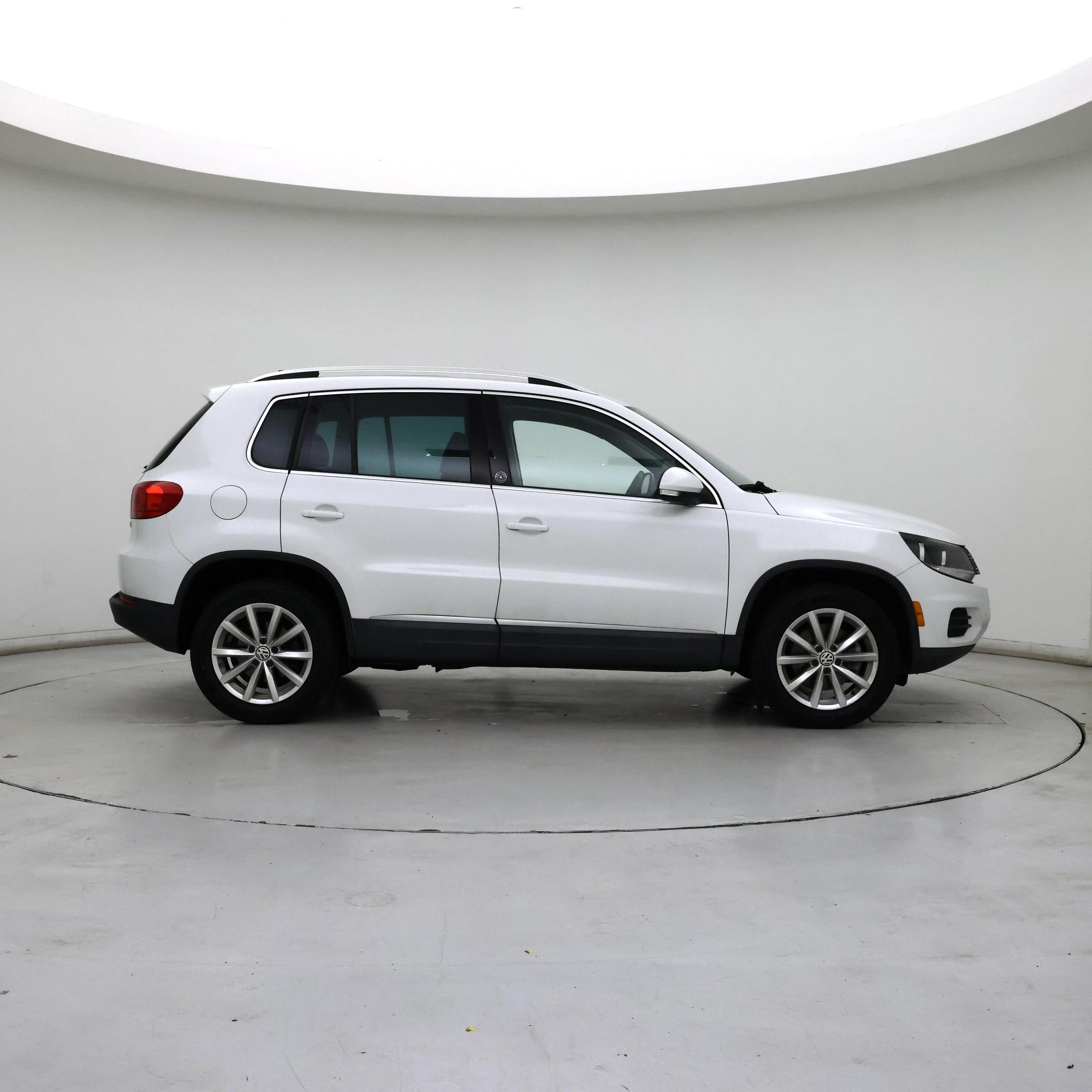 Thumbnail: 2017 Volkswagen Tiguan - 7