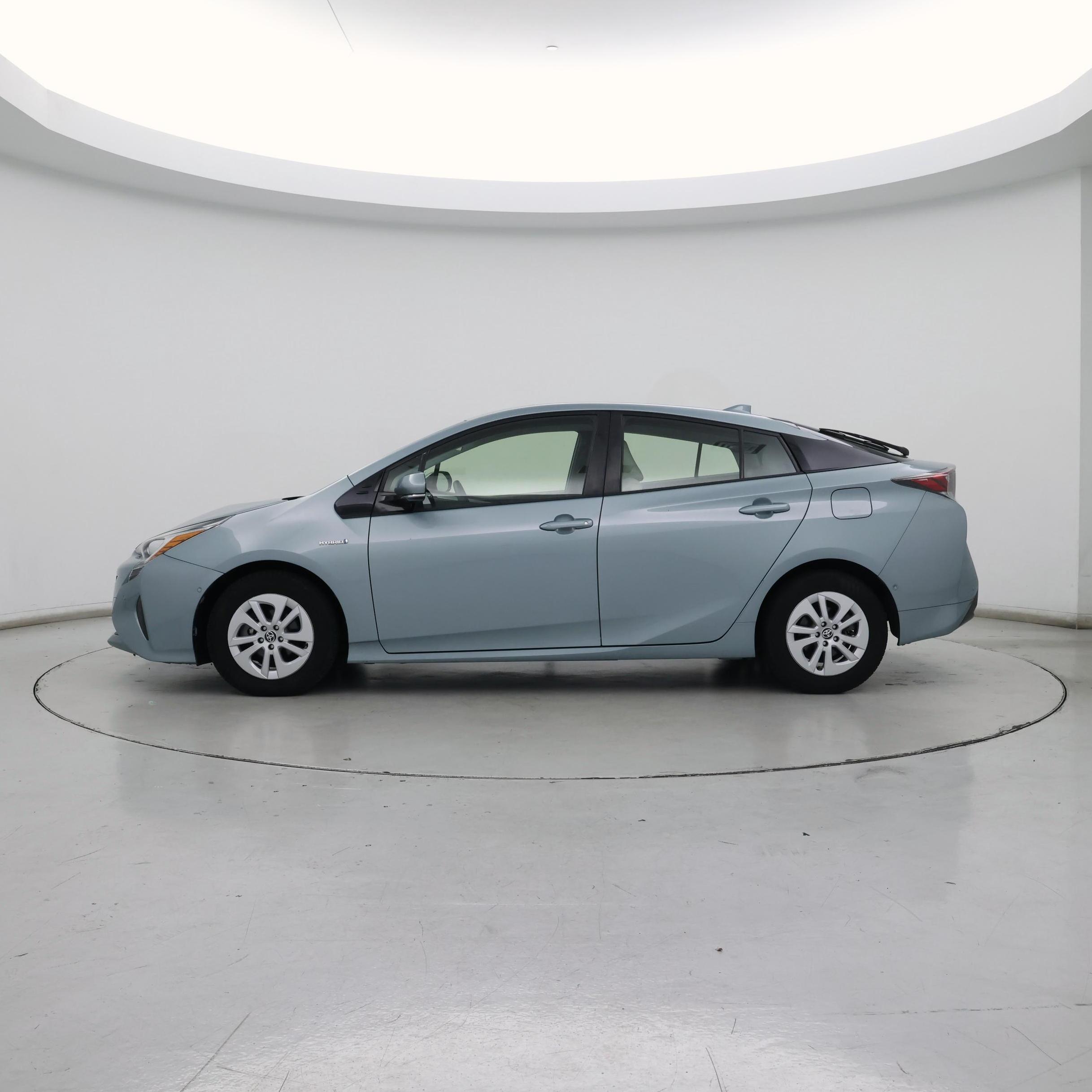 Thumbnail: 2017 Toyota Prius - 3