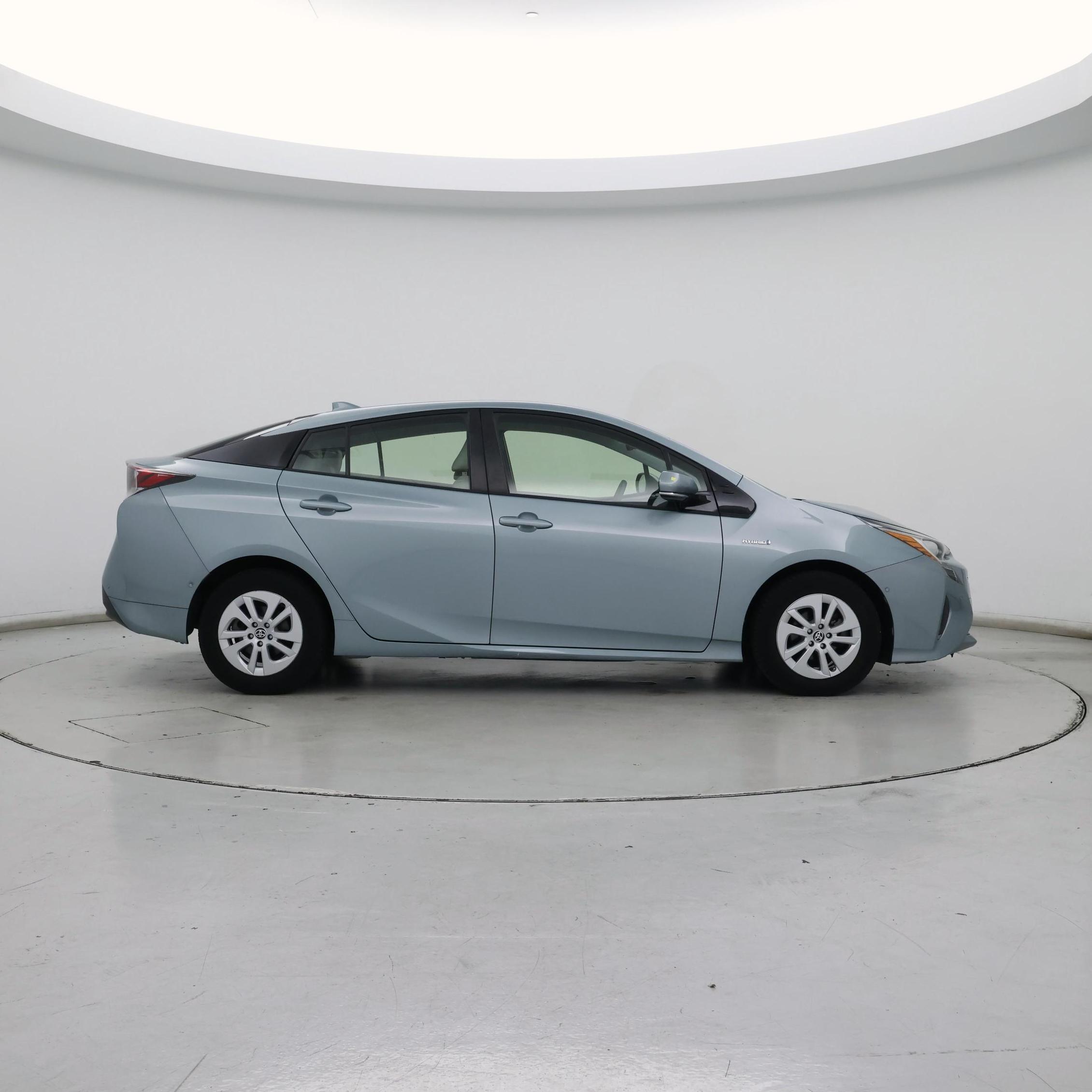 Thumbnail: 2017 Toyota Prius - 7