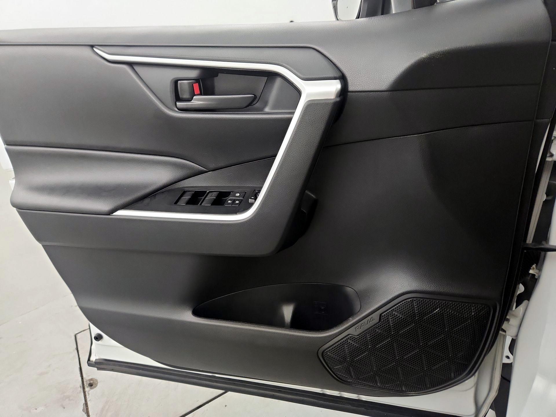 Thumbnail: 2020 Toyota RAV4 - 12