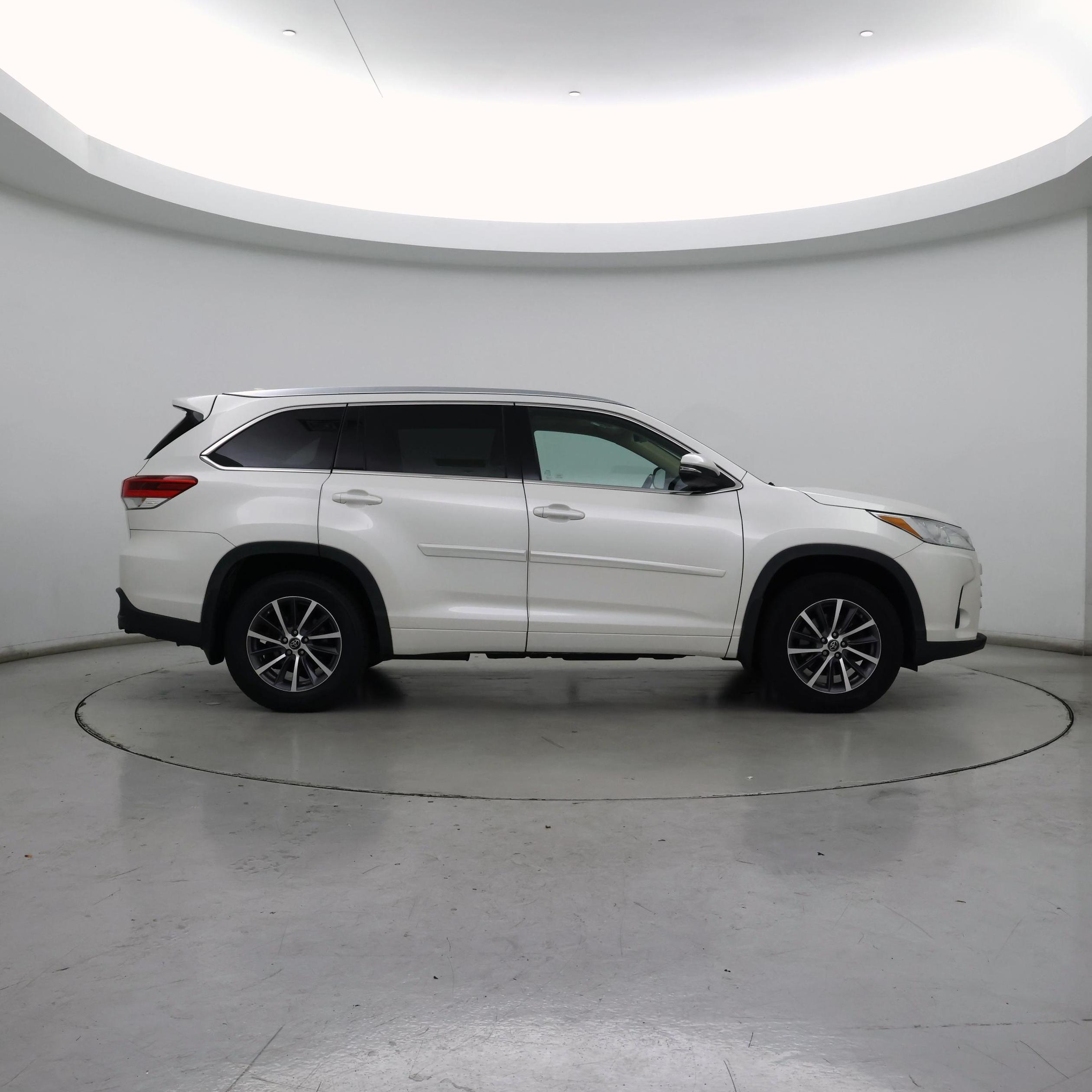 Thumbnail: 2017 Toyota Highlander - 7
