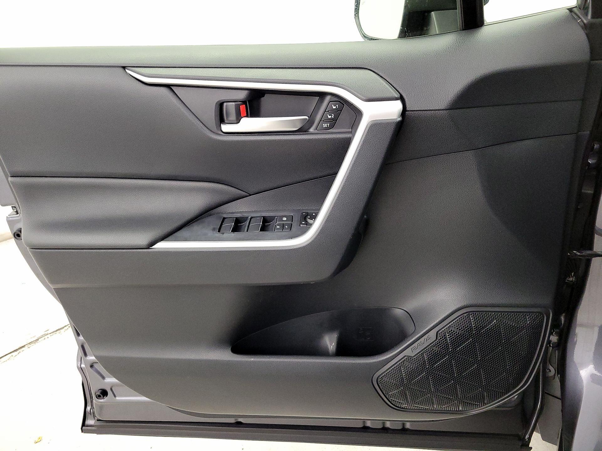 Thumbnail: 2019 Toyota RAV4 - 12