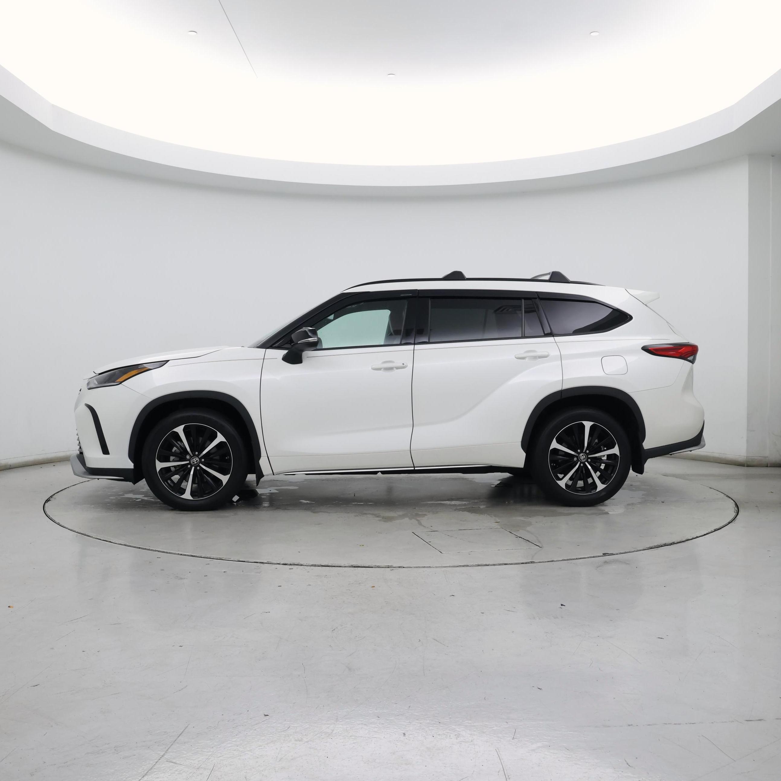 Thumbnail: 2021 Toyota Highlander - 3